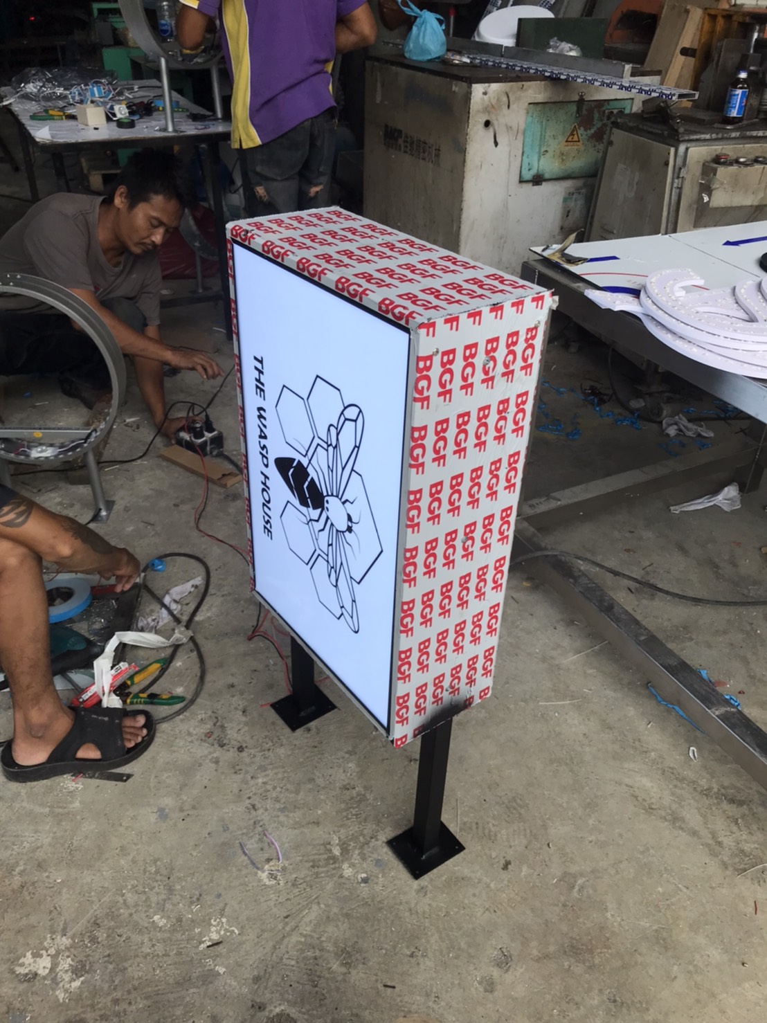 ป้ายกล่องไฟอลูมิเนียม ป้ายคาเฟ่ขายื่นติดผนัง
