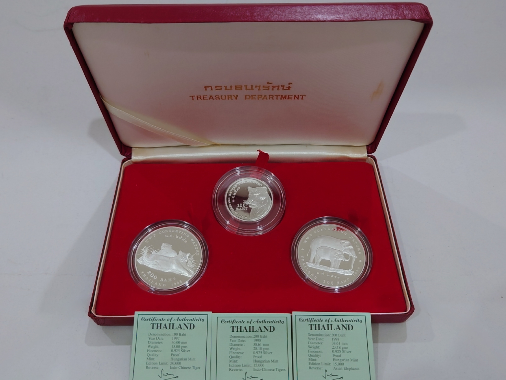 เหรียญเงินขัดเงา ครบชุด 3 เหรียญ อนุรักษ์ธรรมชาติและสัตว์ป่า 100-200-200 บาท พร้อมกล่องหนัง ใบเซอร์ สภาพสวย