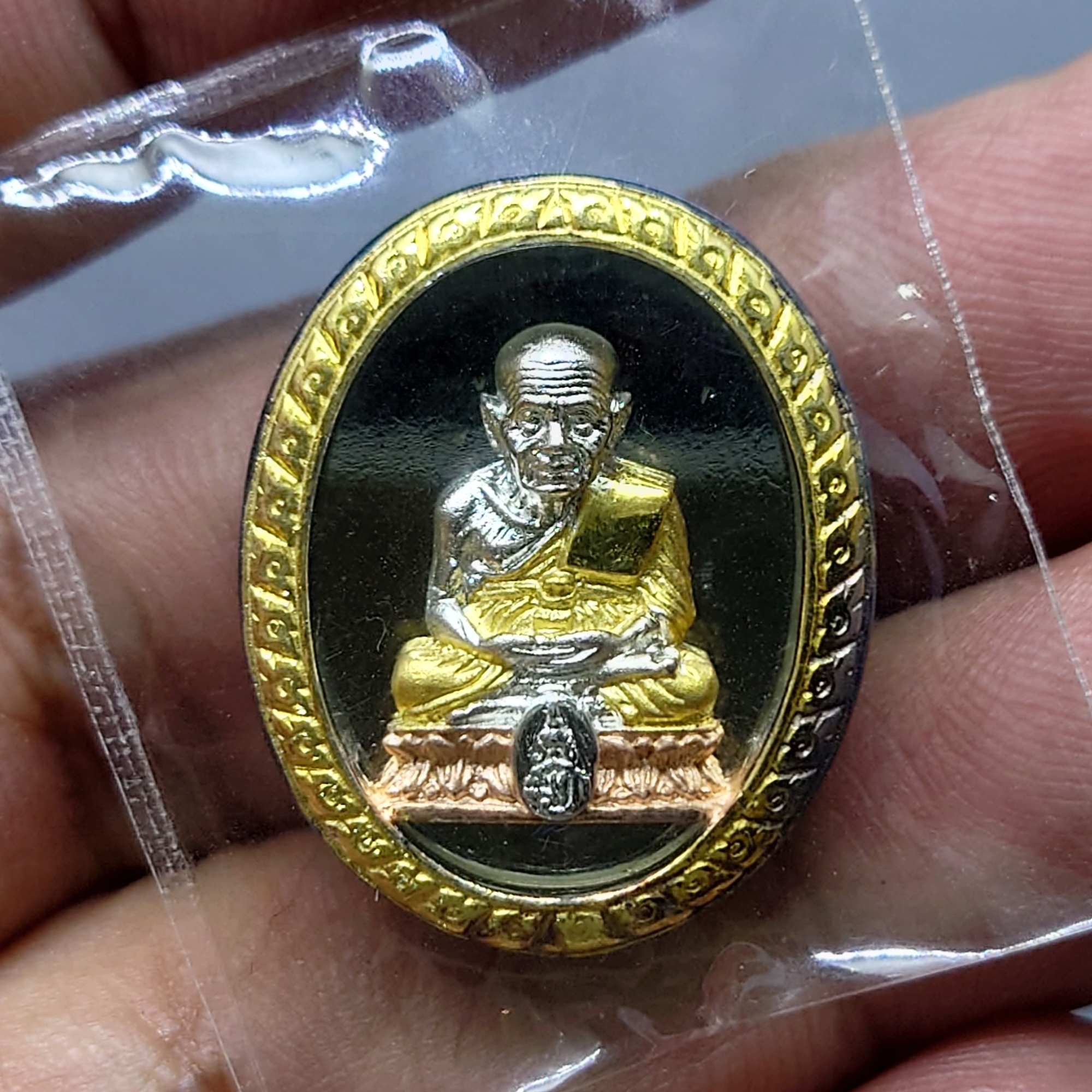 หลวงปู่ทวด เนื้อเงิน-สามกษัตริย์ ที่ระลึกเฉลิมพระเกียรติ 50 พรรษา พระบรมโอรสาธิราชๆ พุทธาภิเษก ณ วัดพระศรีๆ 2544 พร้อมกล่องเดิม