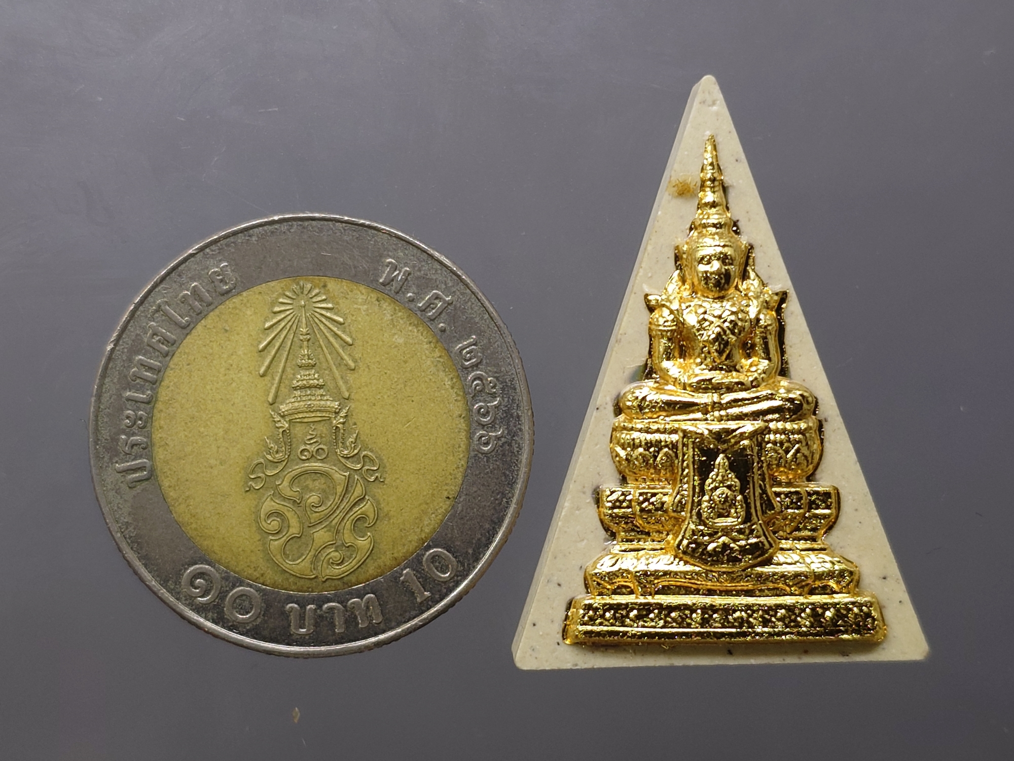 พระผงบูชา พระแก้วมรกต หน้าปิดทอง หลังตราสัญลักษณ์เนื้อเงิน ฉลองสิริราชสมบัติ ครบ 60 ปี ในหลวง รัชกาลที่9 พ.ศ.2550