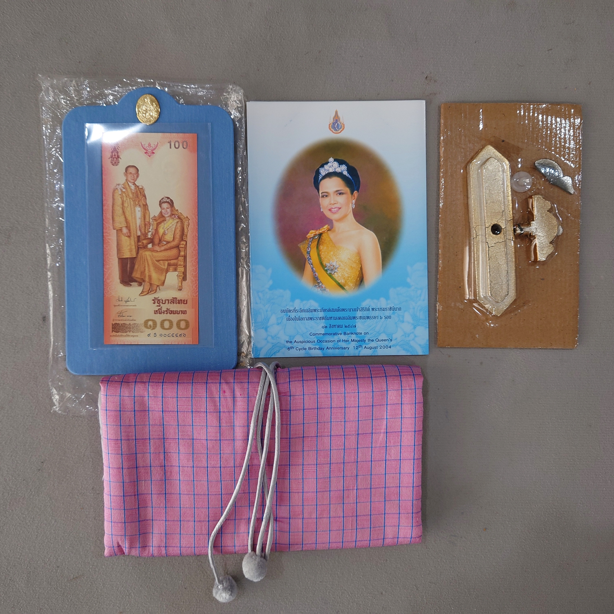 ธนบัตรที่ระลึก 100 บาท สมเด็จพระนางเจ้าพระบรมราชินีนาถในรัชกาลที่ 9 เฉลิมพระชนมพรรษาครบ 6 รอบ พร้อมชุดขาตั้งและถุงผ้าไหม