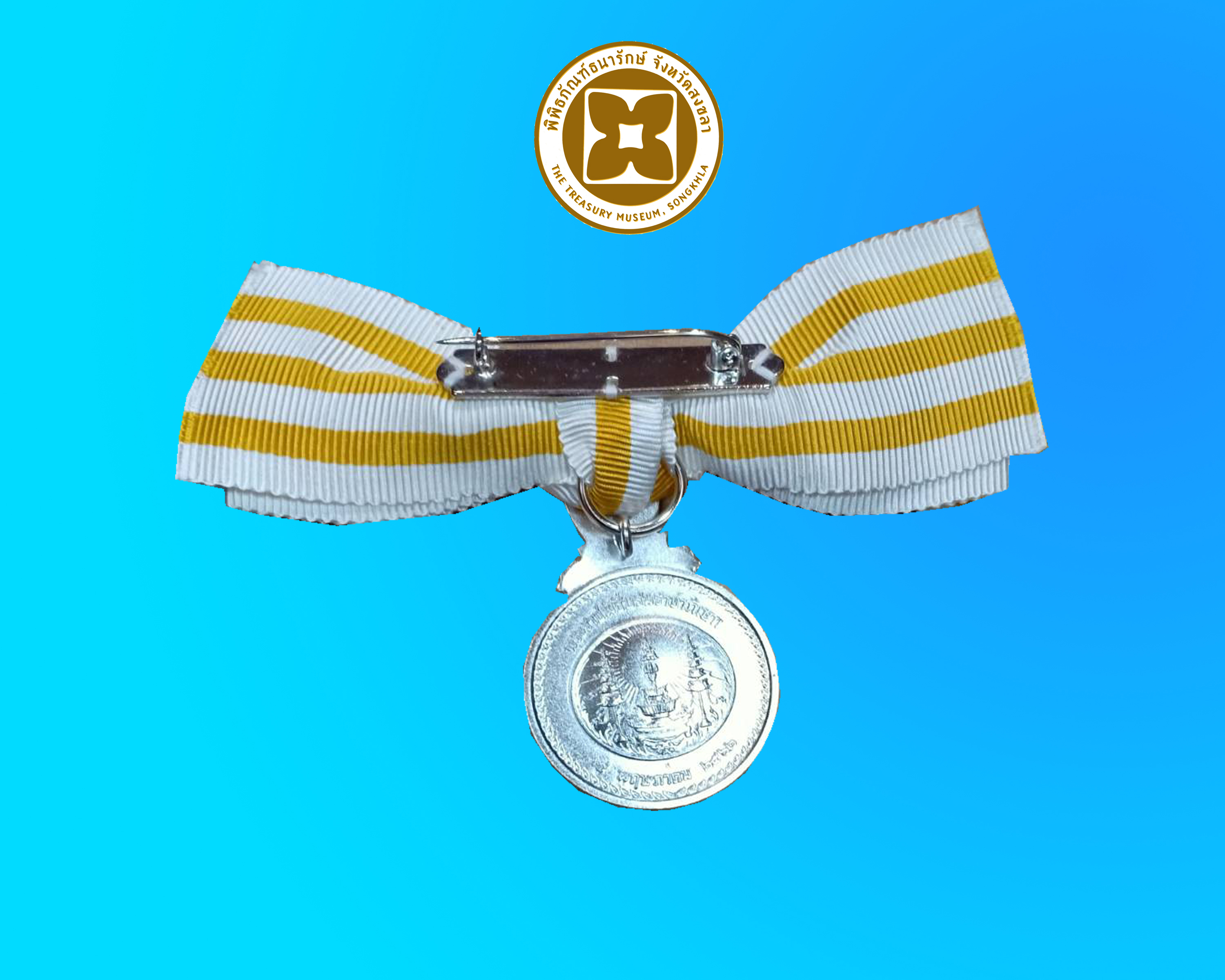 เหรียญที่ระลึกประดับแพรแถบ พระราชพิธีบรมราชาภิเษก (สตรี)