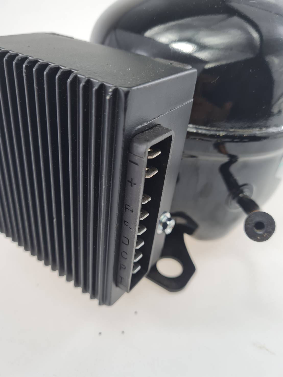 QDZH65G R143 DC compressor คอมเพรสเชอร์ 210W ใช้แรงดันไฟฟ้า 12V และ 24V ใช้งานกับโซลาเซลล์ได้โดยตรงใช้กับตู้แช่ ตู้เย็นต่างๆ