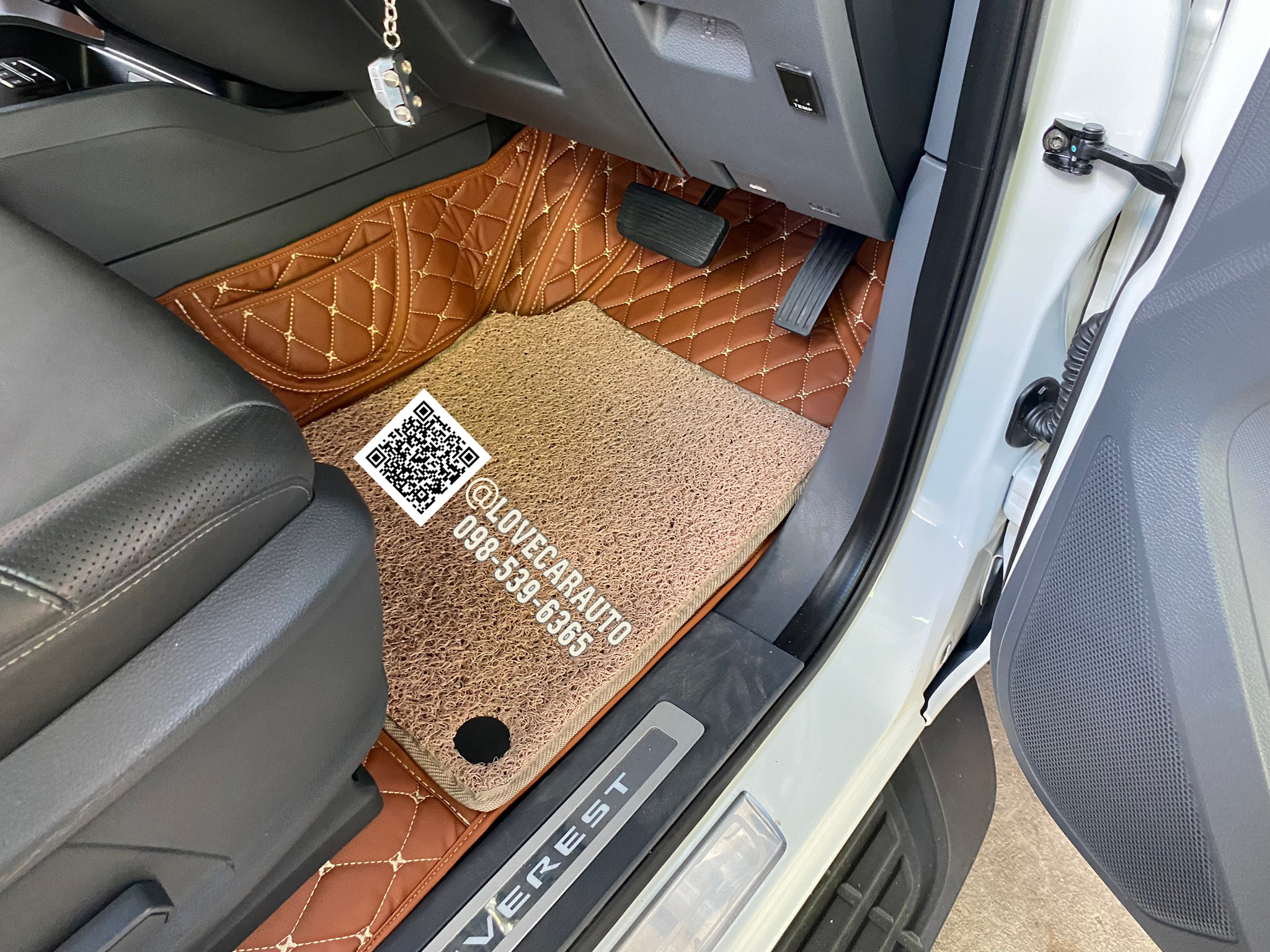 พรมปูพื้นรถยนต์ 7D Ford Everest 2019 สีน้ำตาลเข้ม+ไวนิลสีครีม