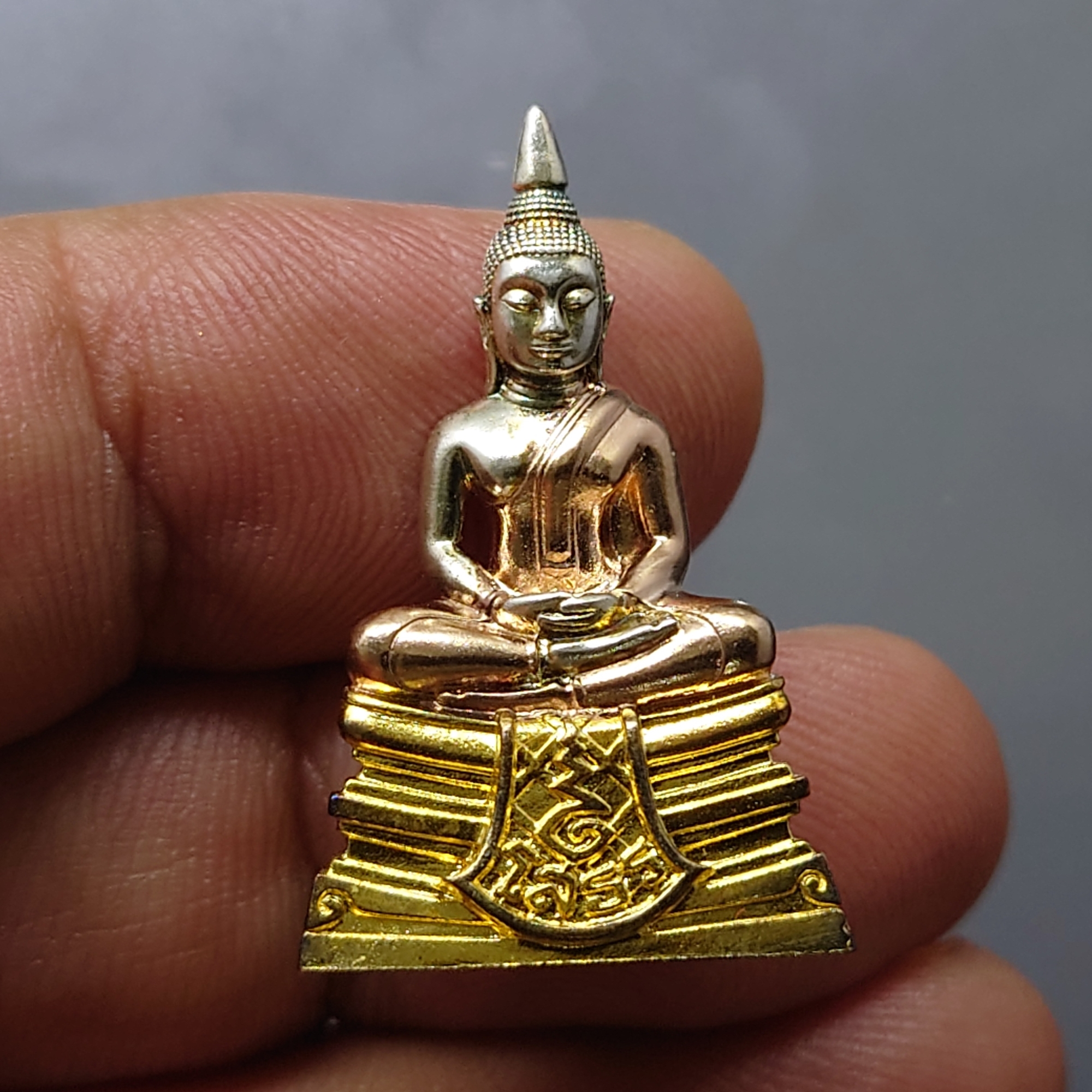 หลวงพ่อโสธร เนื้อเงิน สามกษัตริย์ รุ่น 100 ปี ตำรวจแปดริ้ว พิธีพุทธาภิเษก ณ วัดโสธรวรารามวรวิหาร พ.ศ.2559 โคท 2723 พร้อมกล่องเดิม