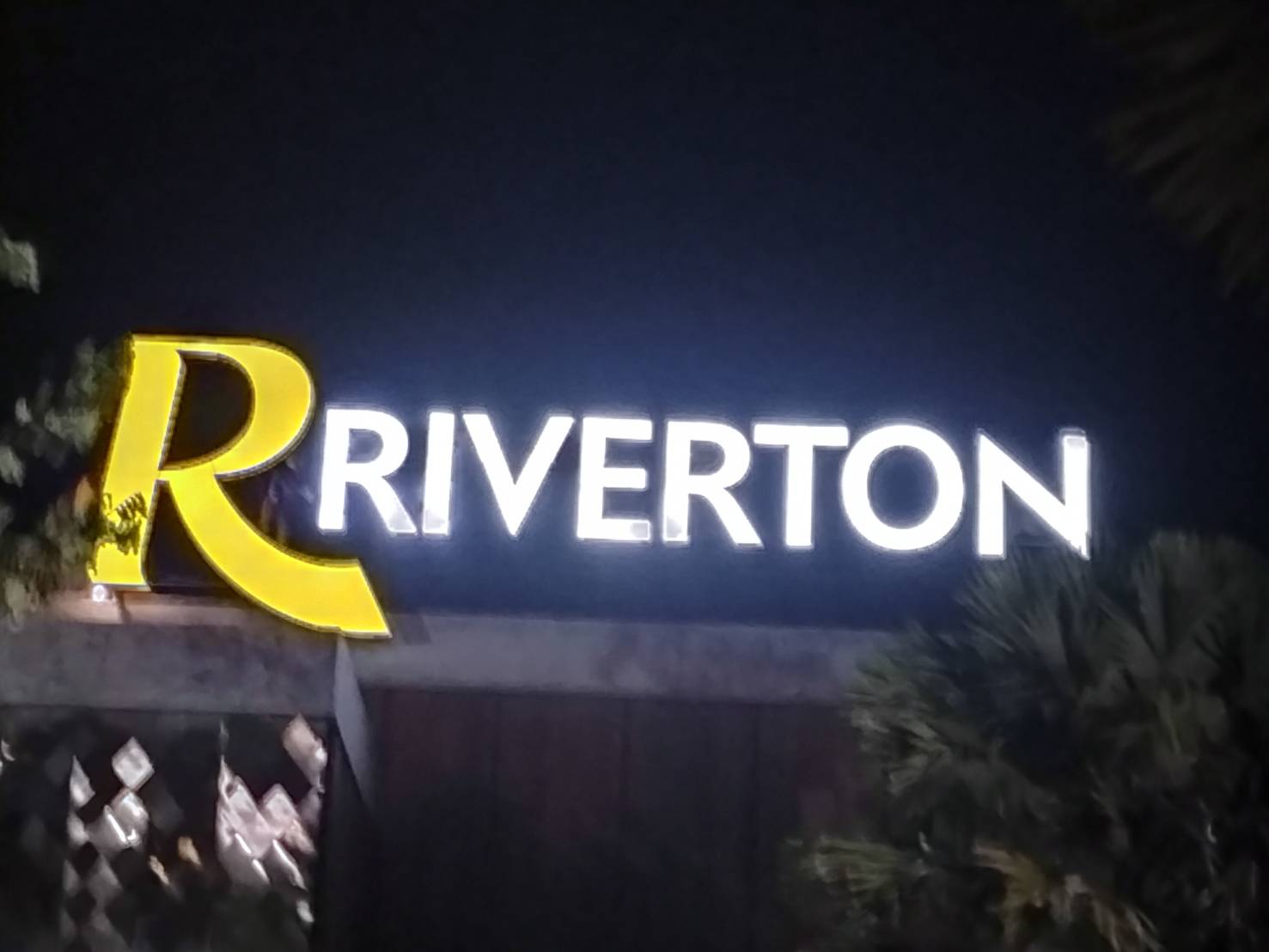 งานป้ายชื่อโรงแรม ป้ายตัวอักษรโรงแรมไฟแอลอีดี งานR RIVERTON