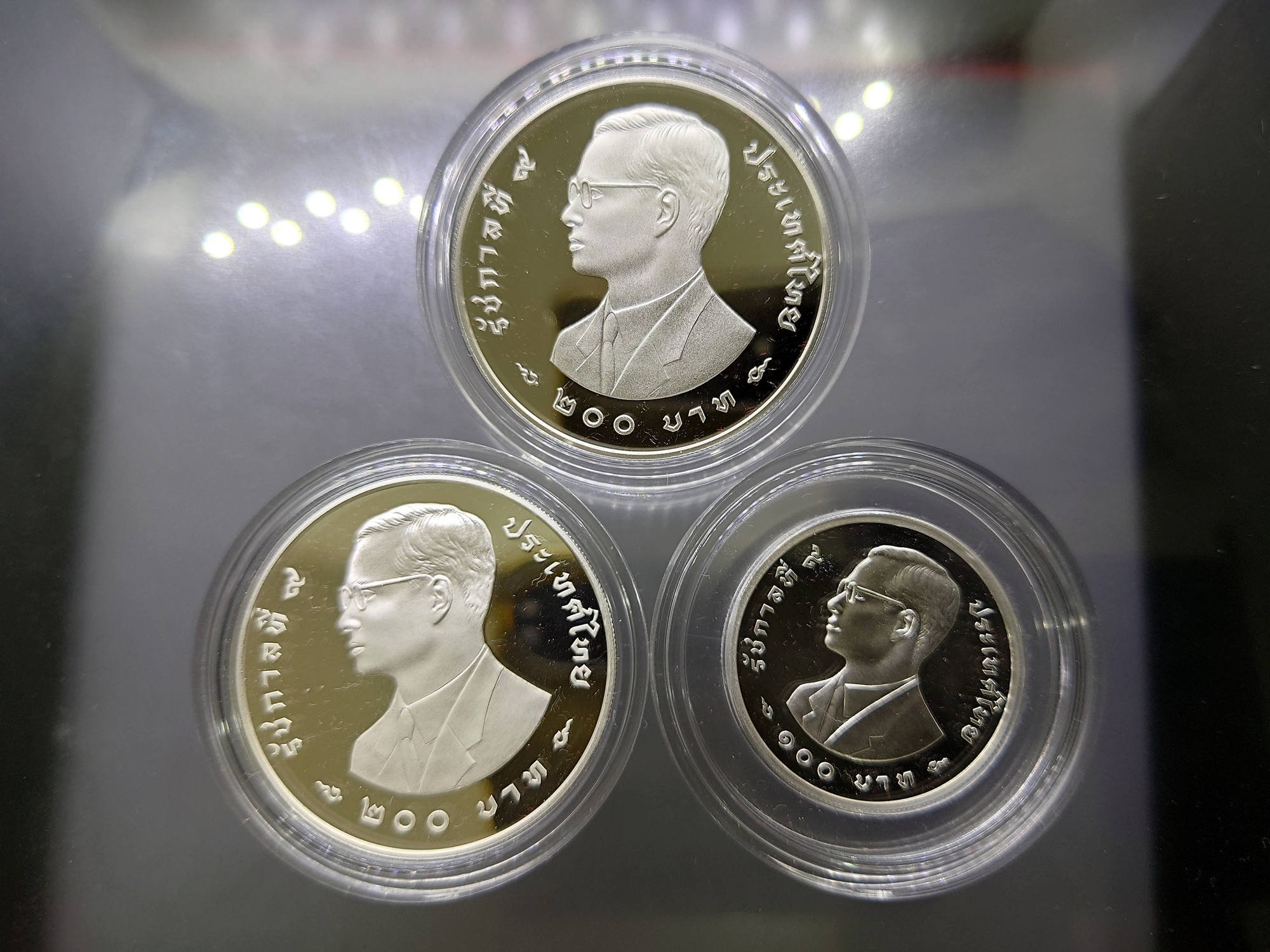 เหรียญเงินขัดเงา ครบชุด 3 เหรียญ อนุรักษ์ธรรมชาติและสัตว์ป่า 100-200-200 บาท พร้อมกล่องหนัง ใบเซอร์ สภาพสวย