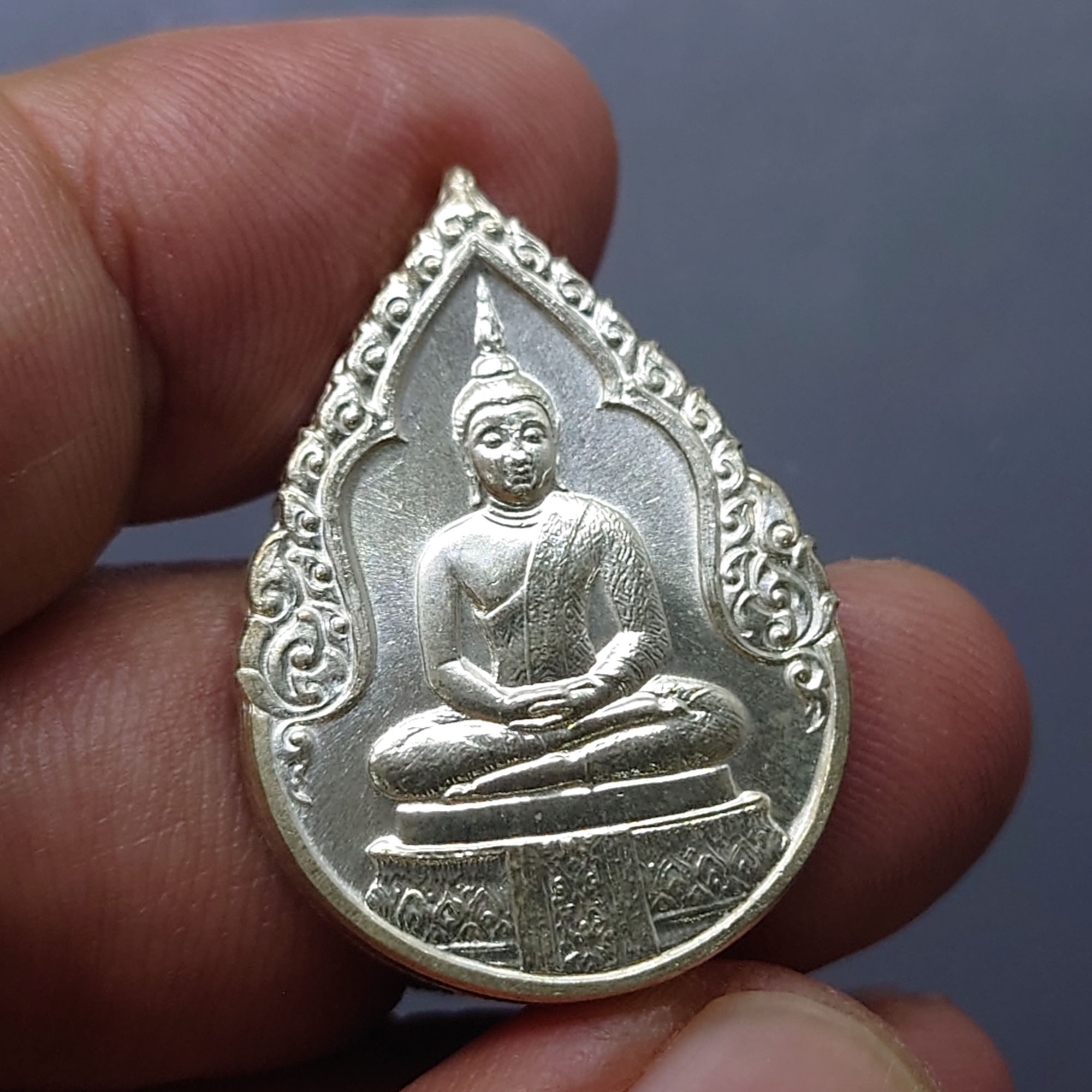 เหรียญพระแก้วมรกต ภปร รุ่นสอง ชุด 3 ฤดู เนื้อเงิน ฉลองกรุงรัตนโกสินทร์ 200 ปี พ.ศ.2525 พร้อมตลับ