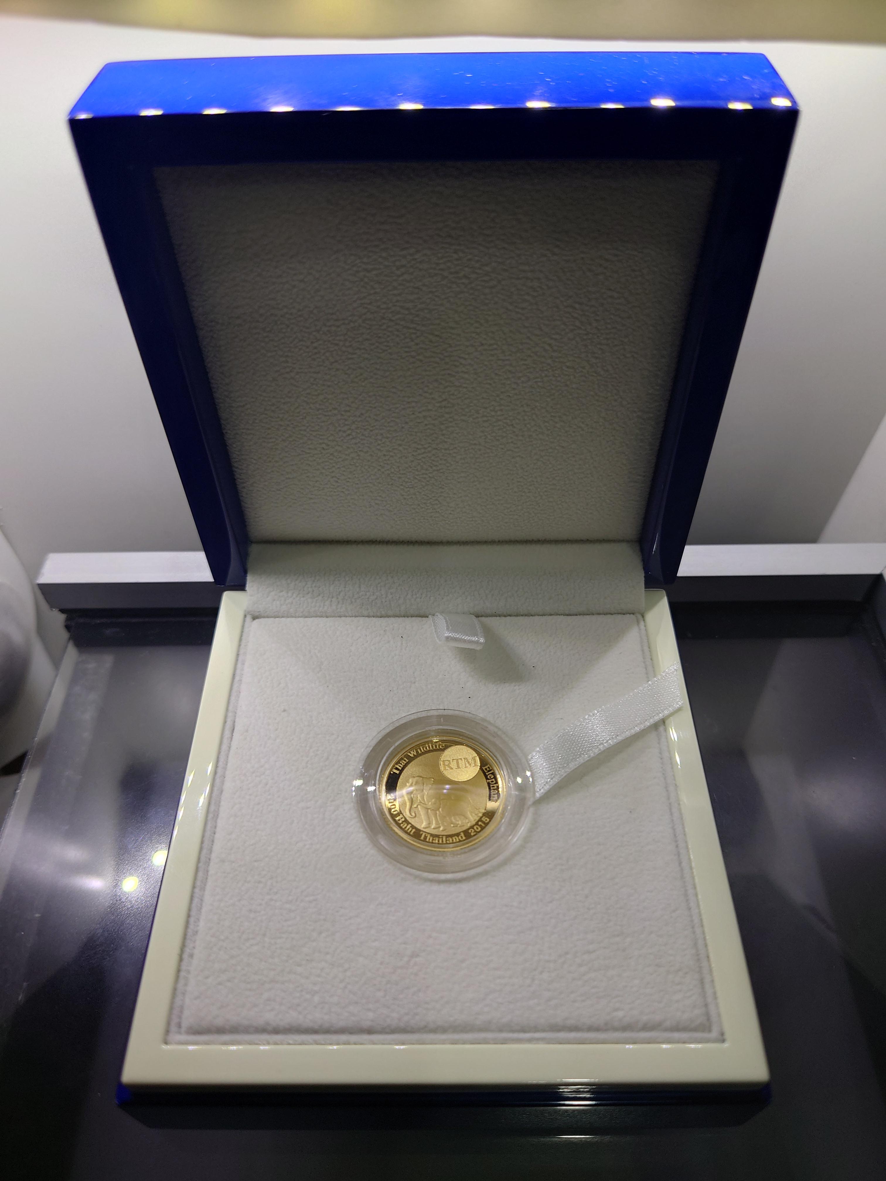 เหรียญทองคำขัดเงา (ทอง 99.9%) เหรียญ 2000 บาท ที่ระลึก ช้างไทย (ช้างแม่ลูก) พร้อมกล่องเดิม สร้างน้อย หายาก พ.ศ.2558