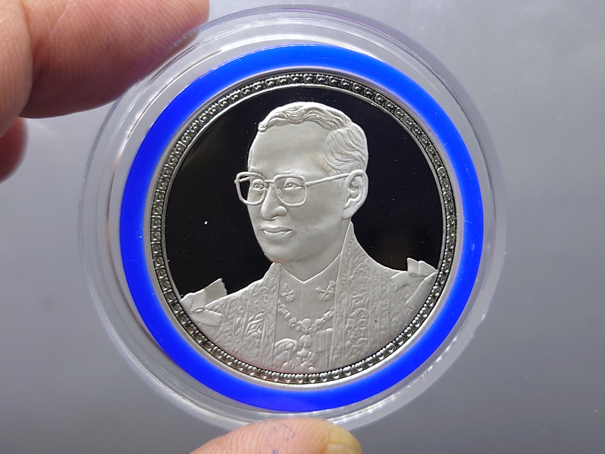 เหรียญเงินขัดเงา 600 บาท ที่ระลึก 75 พรรษา ในหลวงรัชกาลที่9 พ.ศ.2545 พร้อมกล่องหนังและใบเซอร์