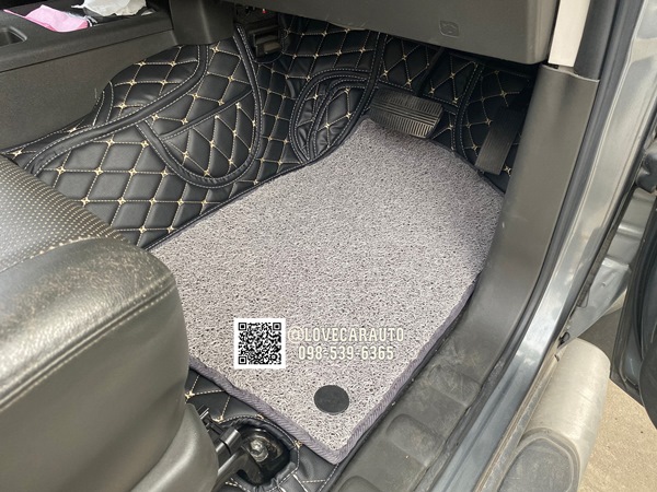 พรมปูพื้นรถยนต์ 7D Nissan Navara 4Door 2007-2013 สีดำด้ายทอง+ไวนิลเทา