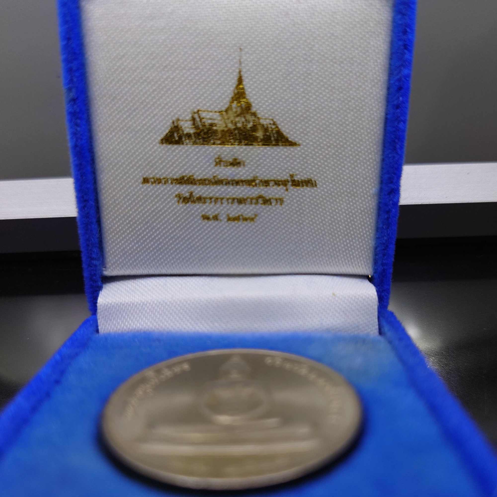 เหรียญพระพุทธโสธร เนื้ออัลปาก้า ที่ระลึกพระราชพิธียกฉัตรทองคำ พระอุโบสถวัดโสธรวรารามฯ ขนาด 2.7 เซ็น พ.ศ.2539 พร้อมกล่องเดิม