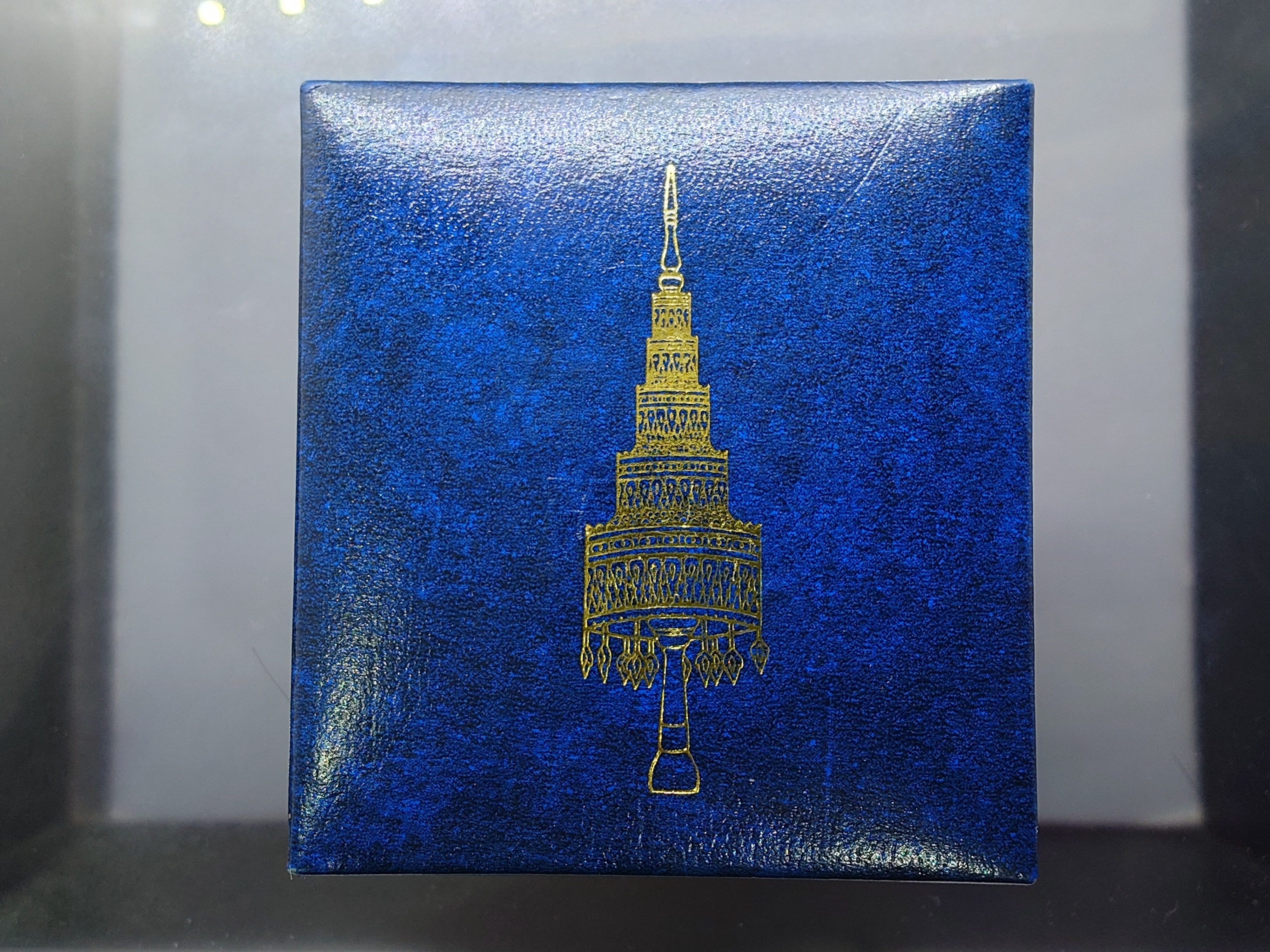 เหรียญหลวงพ่อโสธร ภปร รุ่นยกฉัตรทองคำ เนื้อเงินขัดเงา วัดโสธรวรารามวรวิหาร พ.ศ.2539 พร้อมกล่องเดิม