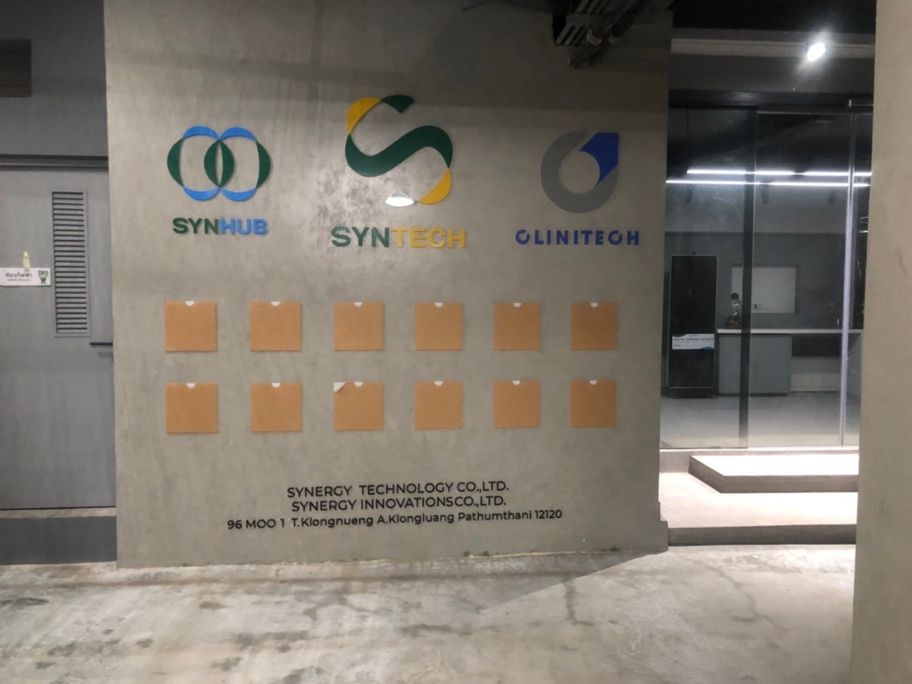 ป้ายชื่อบริษัทและโลโก้ เลเซอร์ฉลุอะคริลิคพ่นสีตามโลโก้ งานSYNTECH SYNHUB CLINITECH
