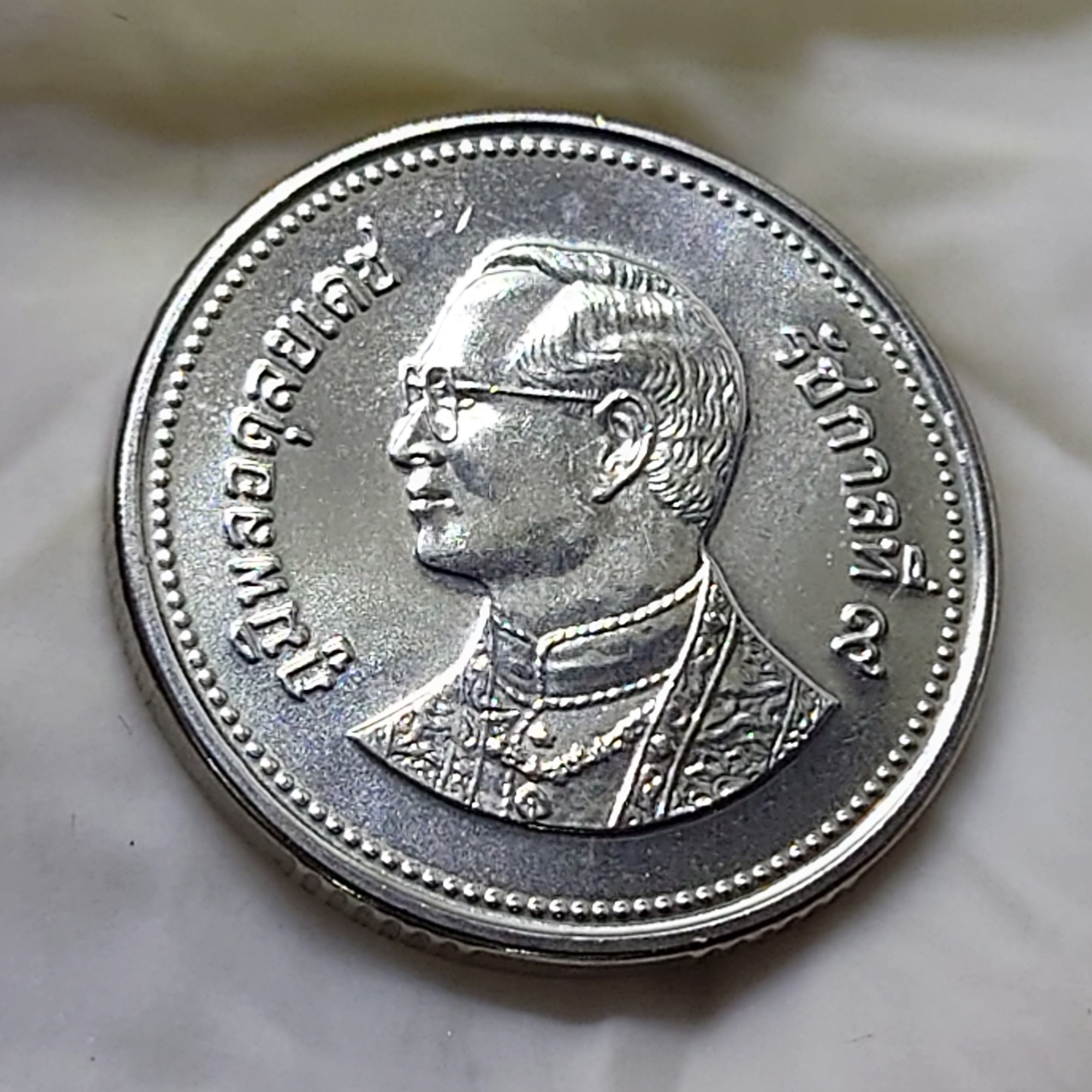 เหรียญ 2 บาท หมุนเวียน ปี พ.ศ.2550 สีเงิน ไม่ผ่านใช้ UNC