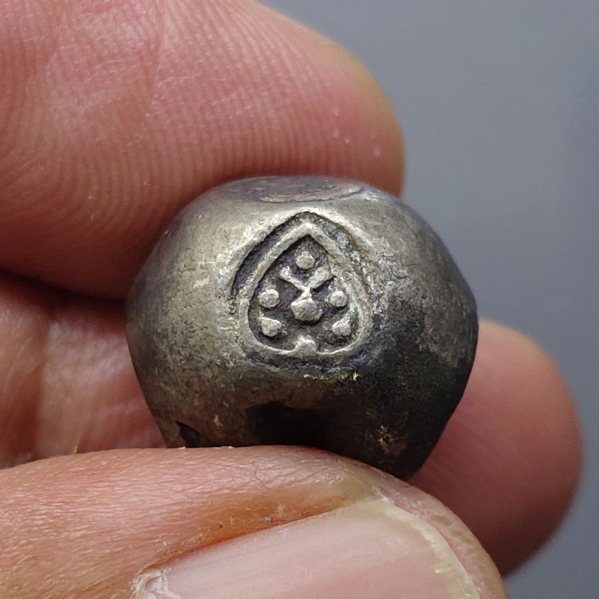 พดด้วง ขนาด 1 บาท ตราพุ่มข้าวบิณฑ์ สมัยอยุธยา สภาพสวย