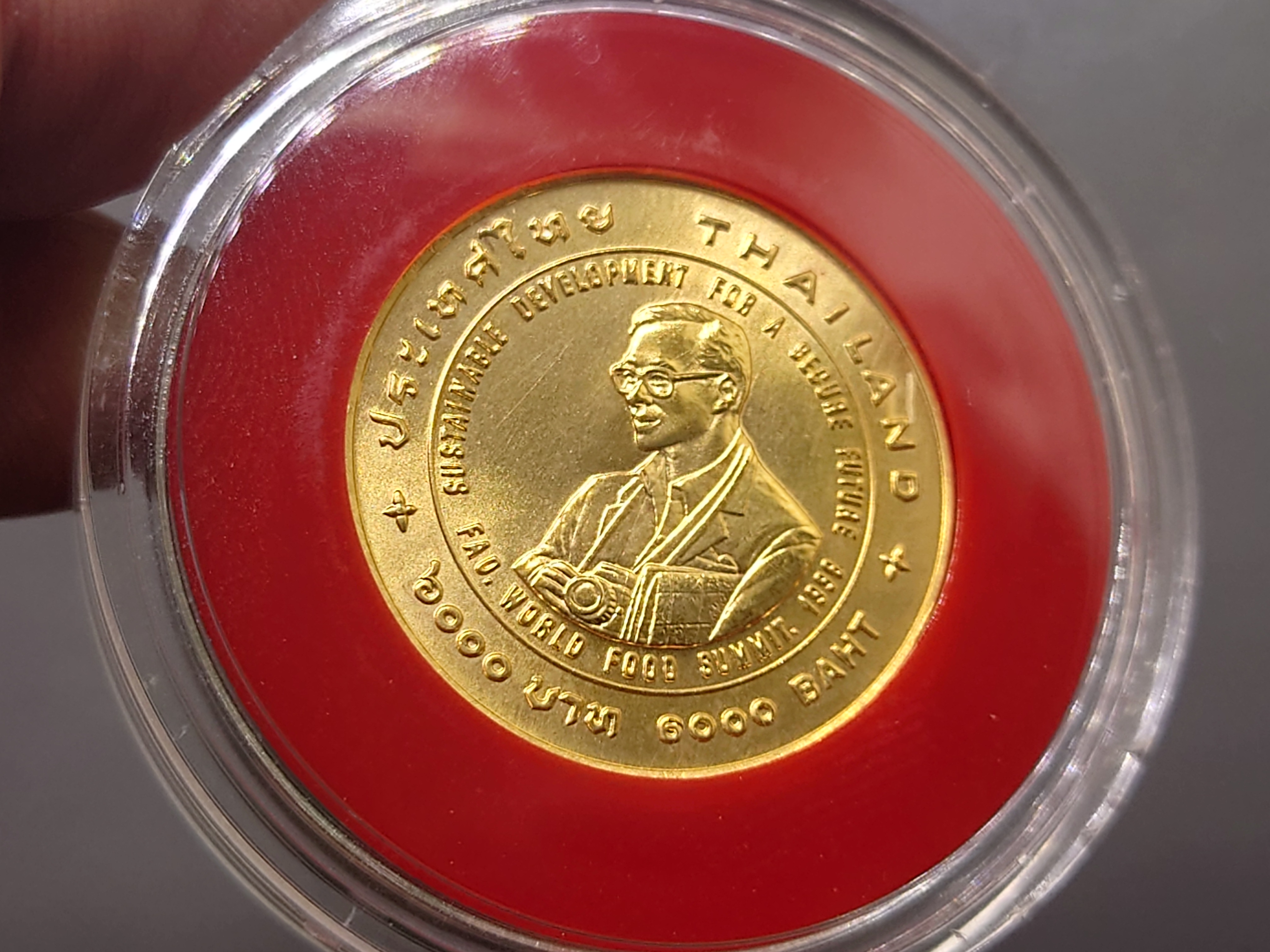 เหรียญทองคำ 6000 บาท (หนัก 1 บาท) ที่ระลึกองค์การอาหารและเกษตรแห่งสหประชาชาติ ทูลเกล้าฯ ถวาย “เหรียญอะกริคอลา” รัชกาลที่9 พ.ศ.2538