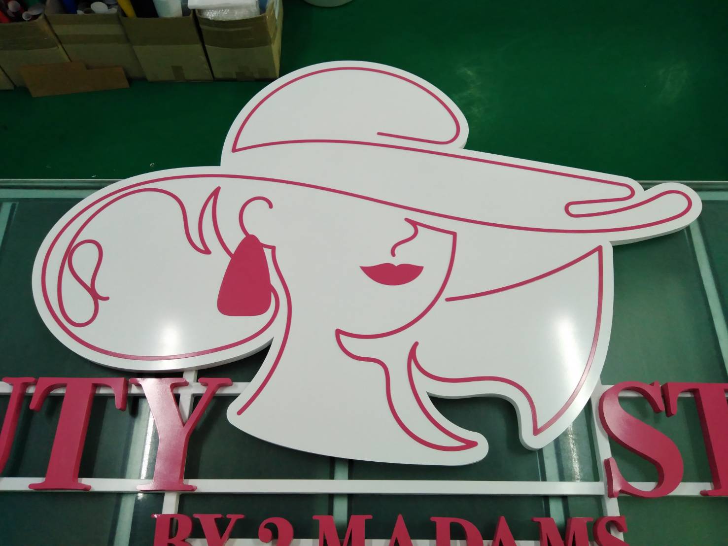 ป้ายร้านเสริมสวย ป้ายตัวอักษรโลหะทำสี งานBEAUTY STUDIO BY 2MADAMS