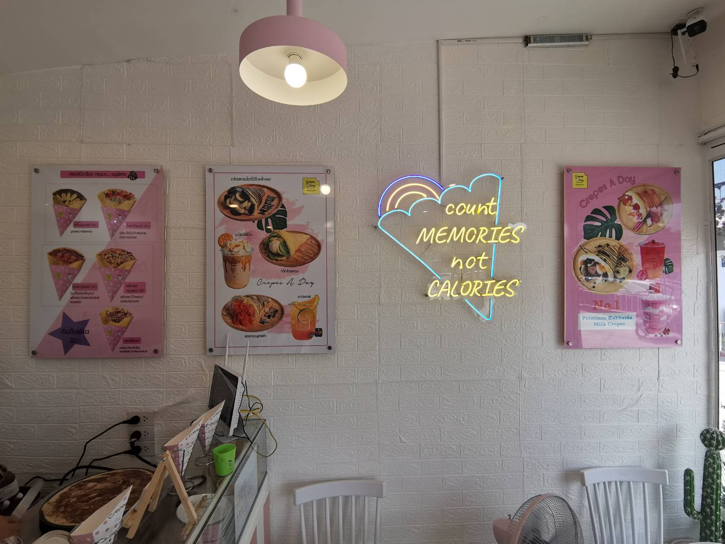งานกรอบเมนูบอร์ด รุ่นคริสตัล อะคริลิคประกบ น็อตยึด4มุม งานCrepes A Day