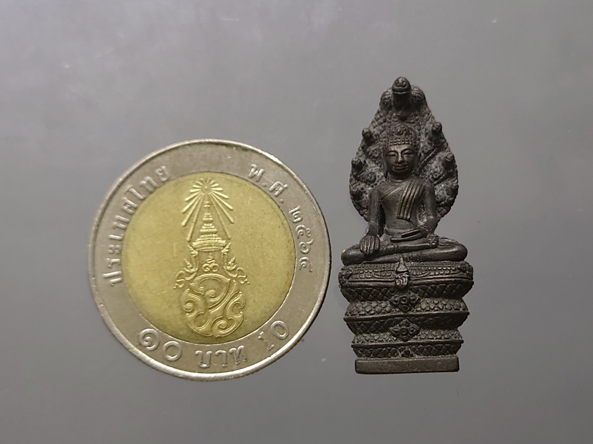 พระพุทธรูปนาคปรก ปางมารวิชัย ลอยองค์ เนื้อทองเหลืองรมดำ รุ่นเฉลิมพระเกียรติฯ 60 พรรษา สมเด็จพระเทพรัตนราชสุดาฯ พ.ศ.2558 พร้อมกล่องเดิม