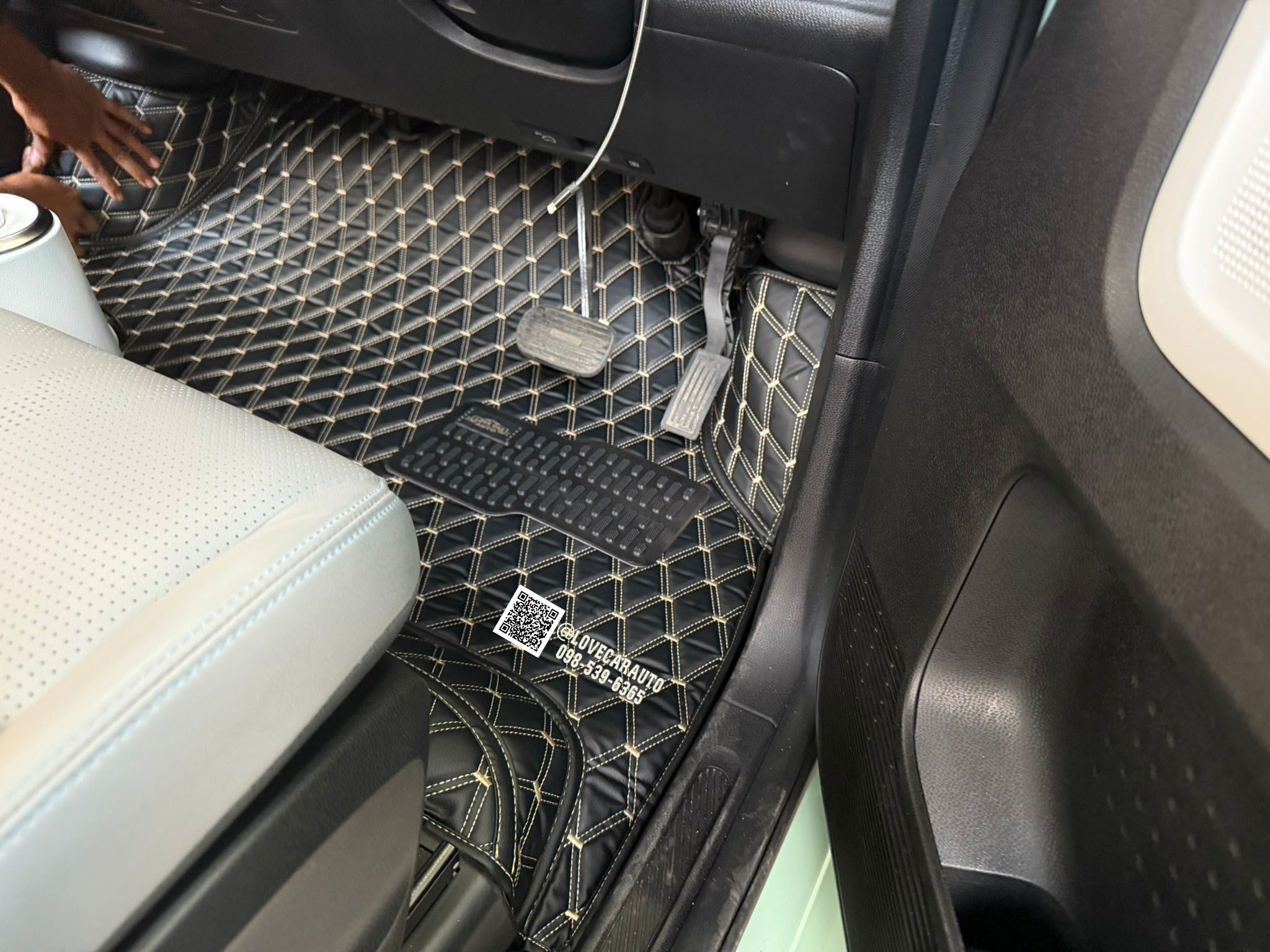 พรมปูพื้นรถยนต์ 6D wuling air ev สีดำด้ายทองด้ายคู่