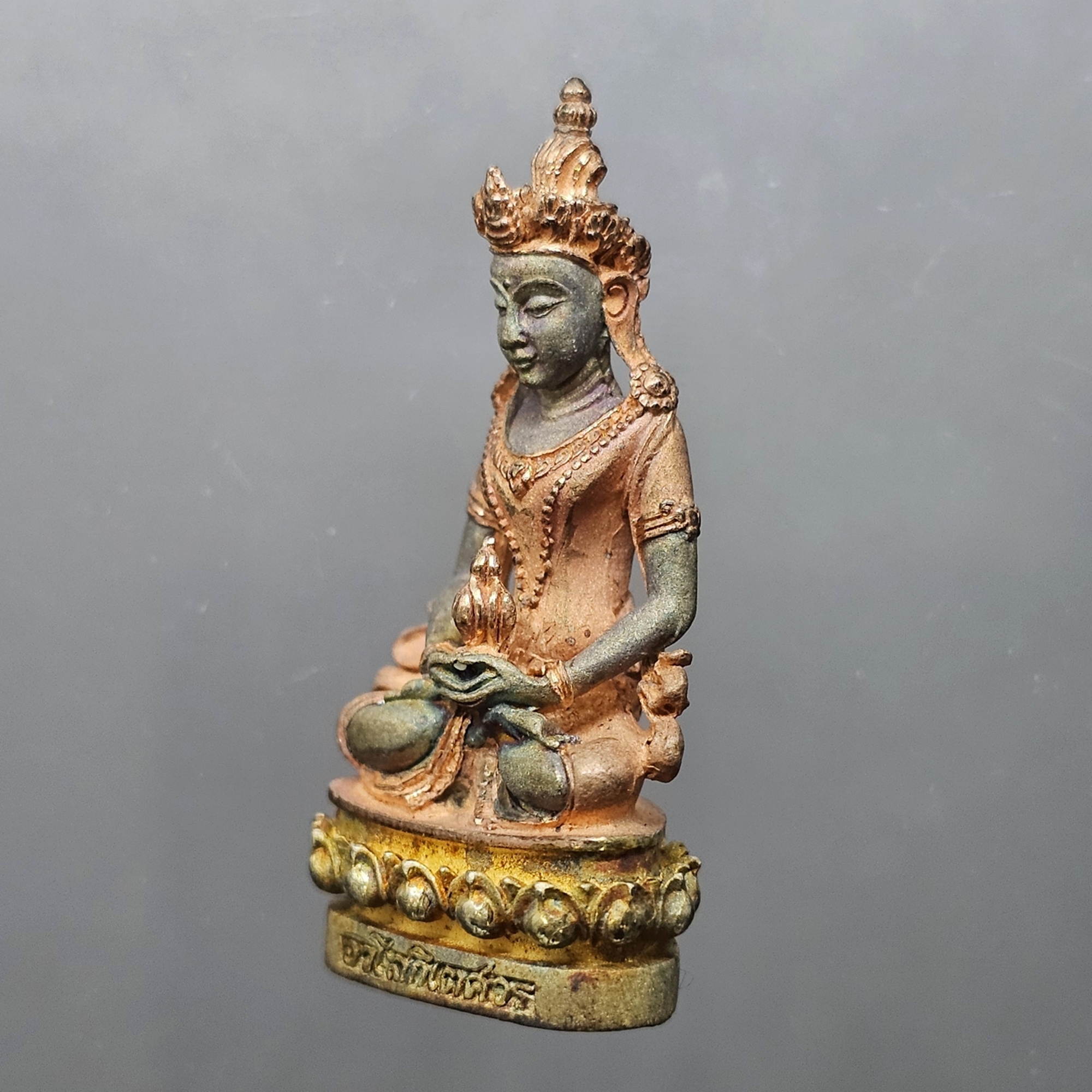 พระกริ่งอวโลกิเตศวร รุ่นอุดมโภคทรัพย์ เนื้อเงิน 99.9% ชุบ 3 กษัตริย์ วัดโพธิ์แมนคุณาราม พ.ศ.2539 พร้อมกล่องเดิม