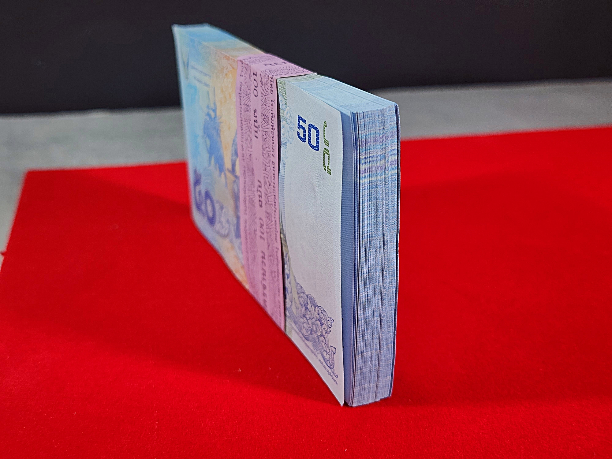 ธนบัตรยกแหนบ 100 ใบ เรียงเลข ธนบัตร 50 บาท แบบ 16 ไม่ผ่านใช้งาน สภาพสวยๆ พร้อมบรรจุตลับ