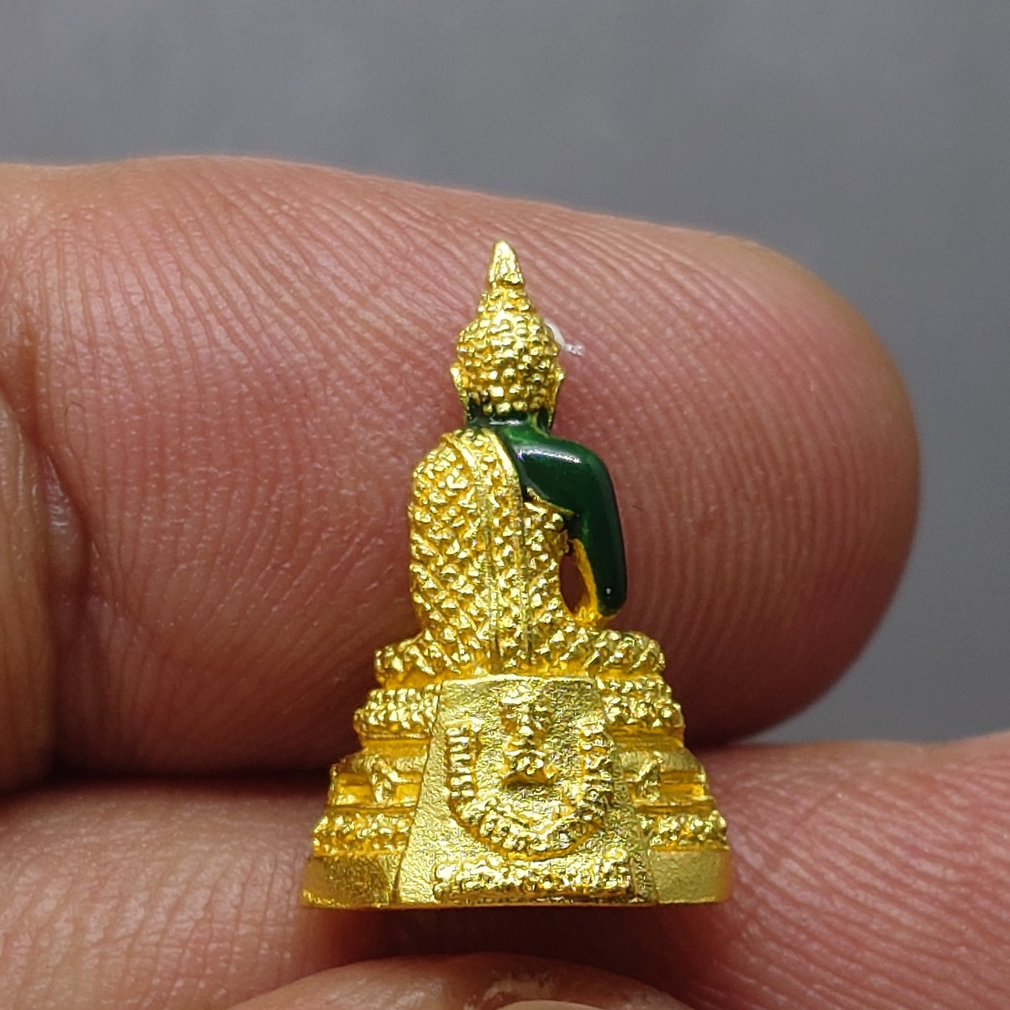 พระแก้วมรกต ทรงฤดูฝน (พิมพ์เล็ก ขนาดสูง 18มิล) เนื้อโลหะเคลือบสีเขียว เครื่องทรงชุบทอง สำนักพระราชวัง สร้าง พุทธาภิเษก ณ วัดพระศรีรัตนศาสดาราม พ.ศ.2547 รับประกันแท้