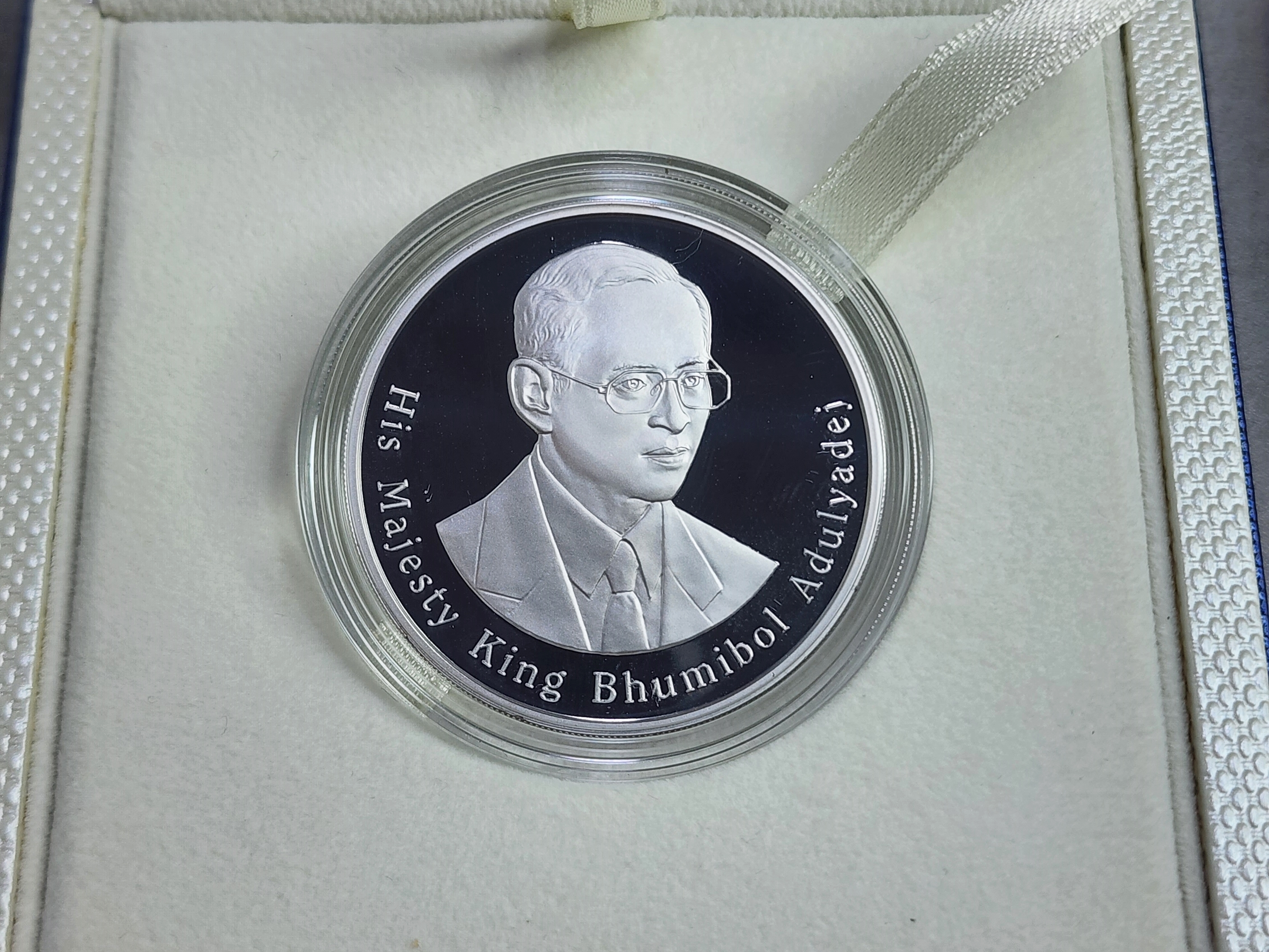 เหรียญทองคำขัดเงา ครบชุด 3 เหรียญ ที่ระลึกช้างไทย (ช้างแม่ลูก) พร้อมกล่องเดิมๆ สร้างน้อย หายาก พ.ศ.2559