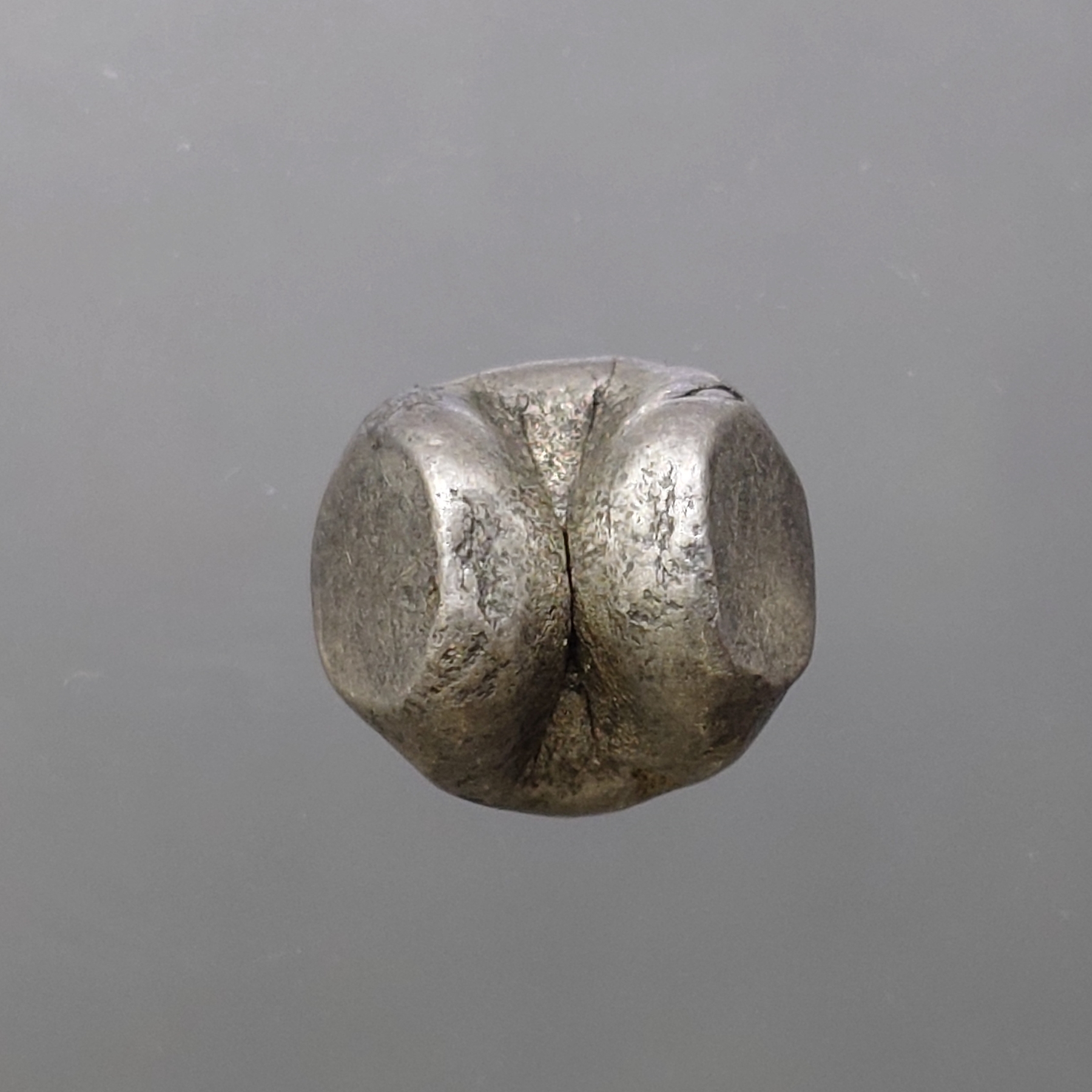 พดด้วง ขนาด 1 บาท สมัยกรุงศรีอยุธยา ตราราชวัตร 9 จุด สภาพสวย