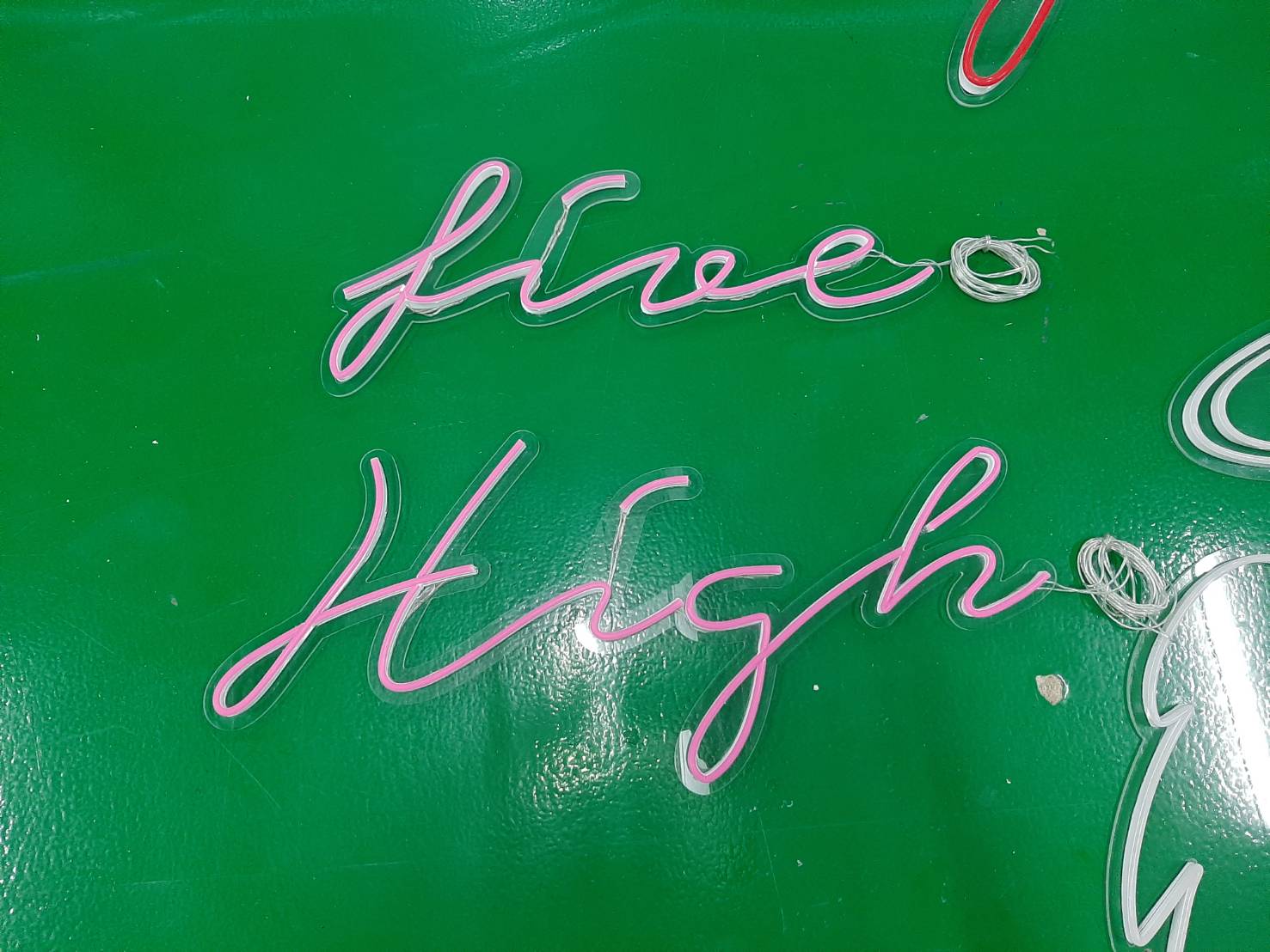 ป้ายไฟนีออนแอลอีดี งานFIVE HIGH สีชมพู