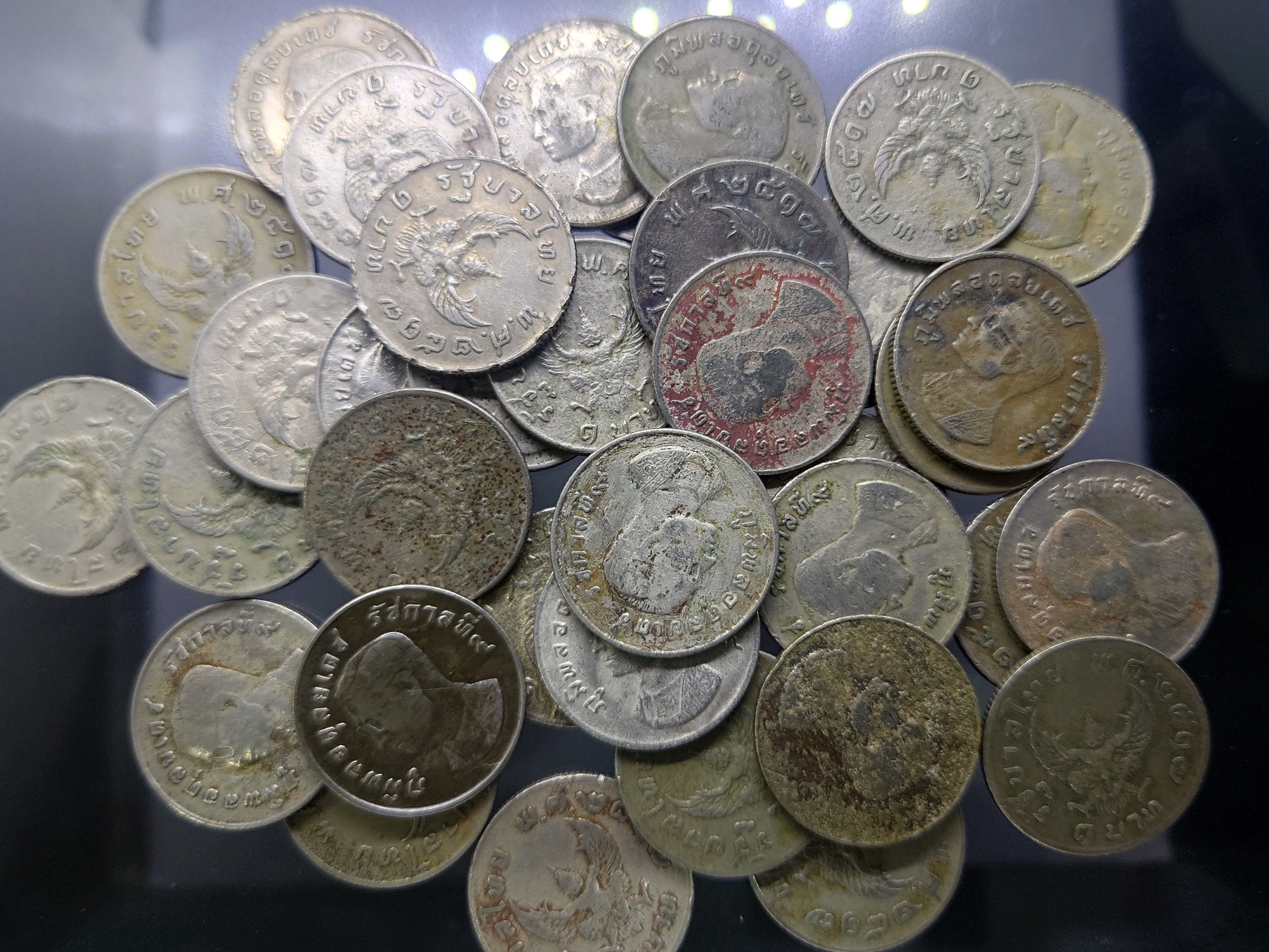 เหรียญ 1 บาท หลังครุฑ ปี 2517 ผ่านใช้ มีคราบ มีบิ่น (ราคาต่อ 1 เหรียญ)