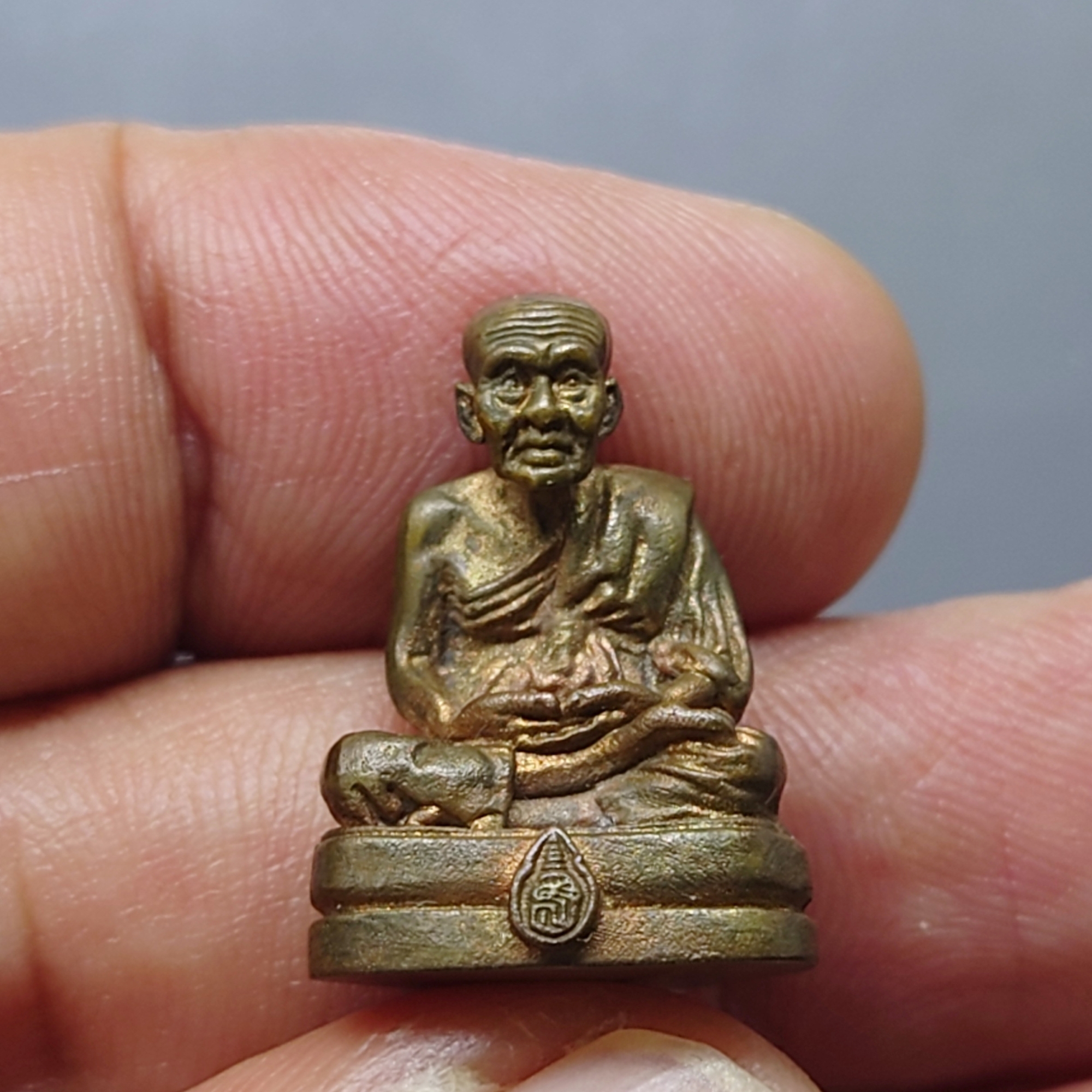 หลวงพ่อทวด ลอยองค์ เนื้อนวะ รุ่นสมเด็จเจ้าฟ้ามหาจักรี ๔๘ พรรษา ตราพระนามาภิไธยย่อ ส.ธ ปี2546 พร้อมกล่องเดิม