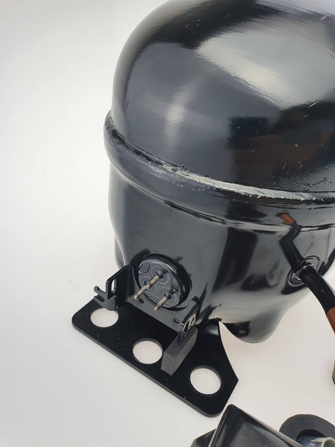 ADW110 คอมเพรสเชอร์ 3/8 แรงม้า R134a LBP สำหรับตู้แช่ ตู้เย็น Compressor ของใหม่ พร้อมอุปกรณ์ ดีเลย์ โอเวอร์โหลด