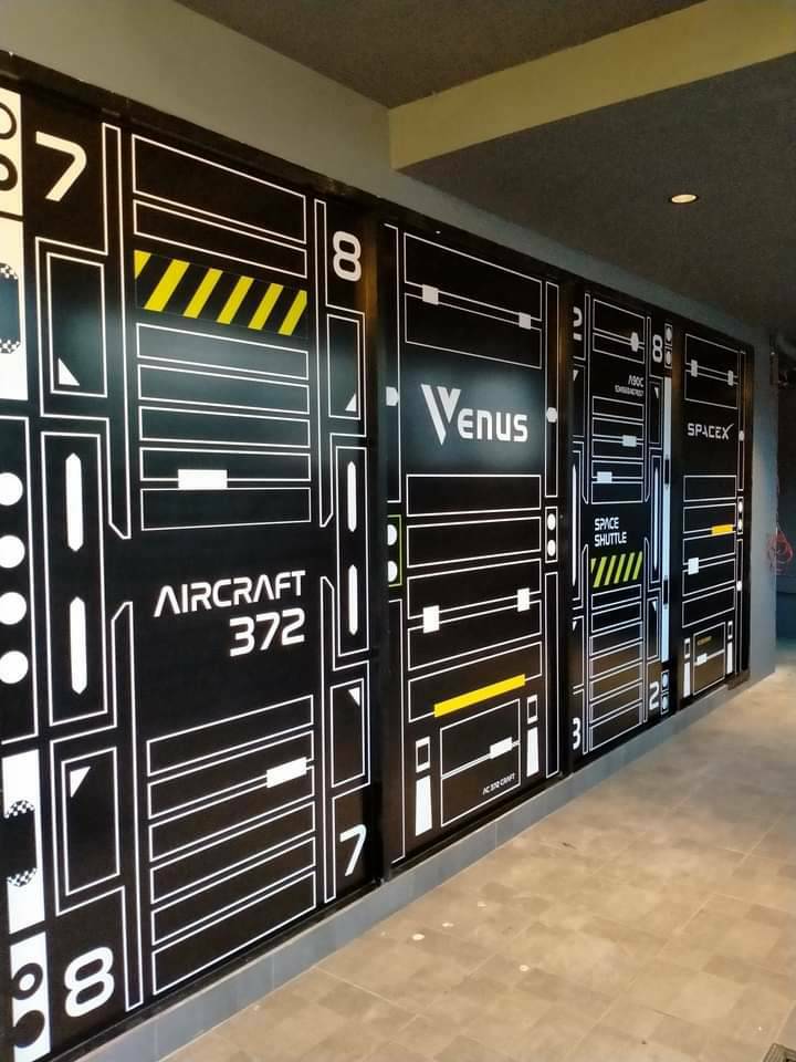 งานป้ายร้านอาหารVenus พิมพ์สติกเกอร์ติดลงบนผนังลูกค้า งานป้ายVenus Nasa