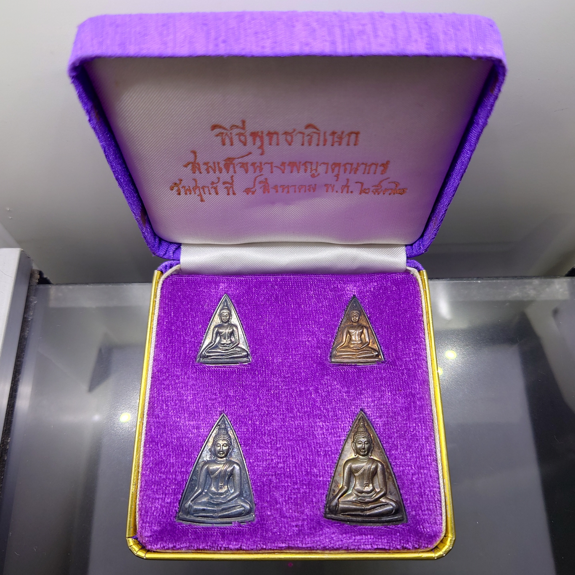สมเด็จนางพญาคุณากร หลัง ญสส "ชุดเนื้อเงิน เนื้อนวะ พิมพ์เล็ก - ใหญ่" วัดบวรนิเวศวิหาร พ.ศ.2532 พร้อมกล่องเดิม