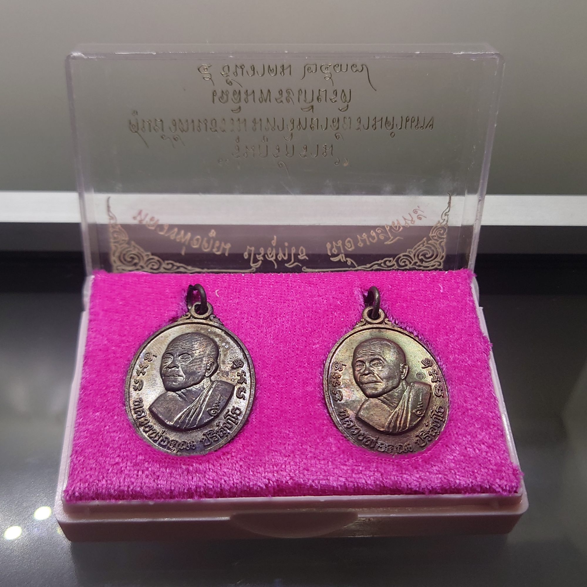 หลวงพ่อคูณ ปริสุทโธ เนื้อนวะโลหะ (ตลับคู่ 2 เหรียญ) รุ่นกูรักราม ศูนย์วัฒนธรรม มหาวิทยาลัยรามคำแหง เฉลิมพระเกียรติ สร้าง วัดบ้านไร่ ปี 2537 ตลับเดิม ประกันแท้