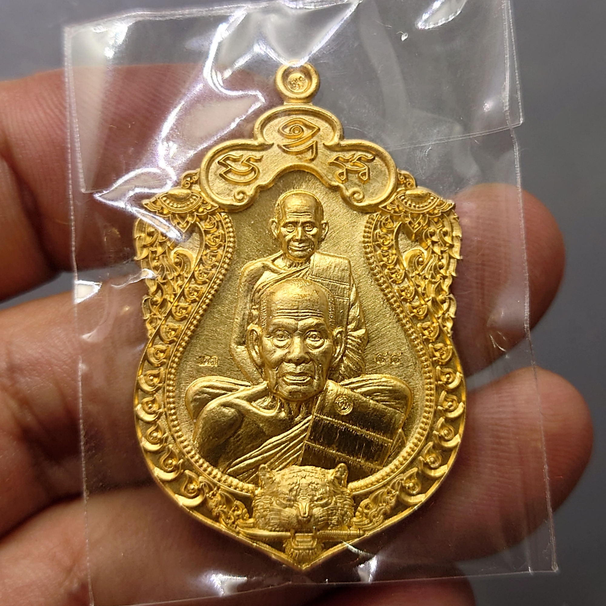 เหรียญเสมาเสือคาบดาบ 3 (เหรียญแจกในพิธี) เนื้อสัตตะ หลังบูชาครู หลวงพ่อพัฒน์ วัดห้วยด้วน โคทสวย เลขรวย 88 ปี2564
