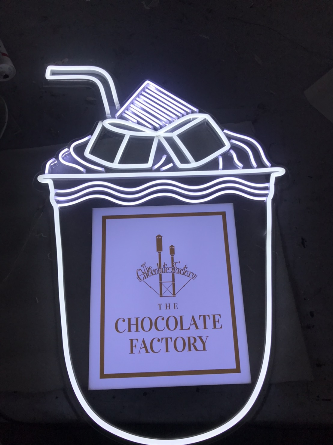 ป้ายไฟนีออนดัด พร้อมกรอบกระจายแสง งานCHOCOLATE FACTORY