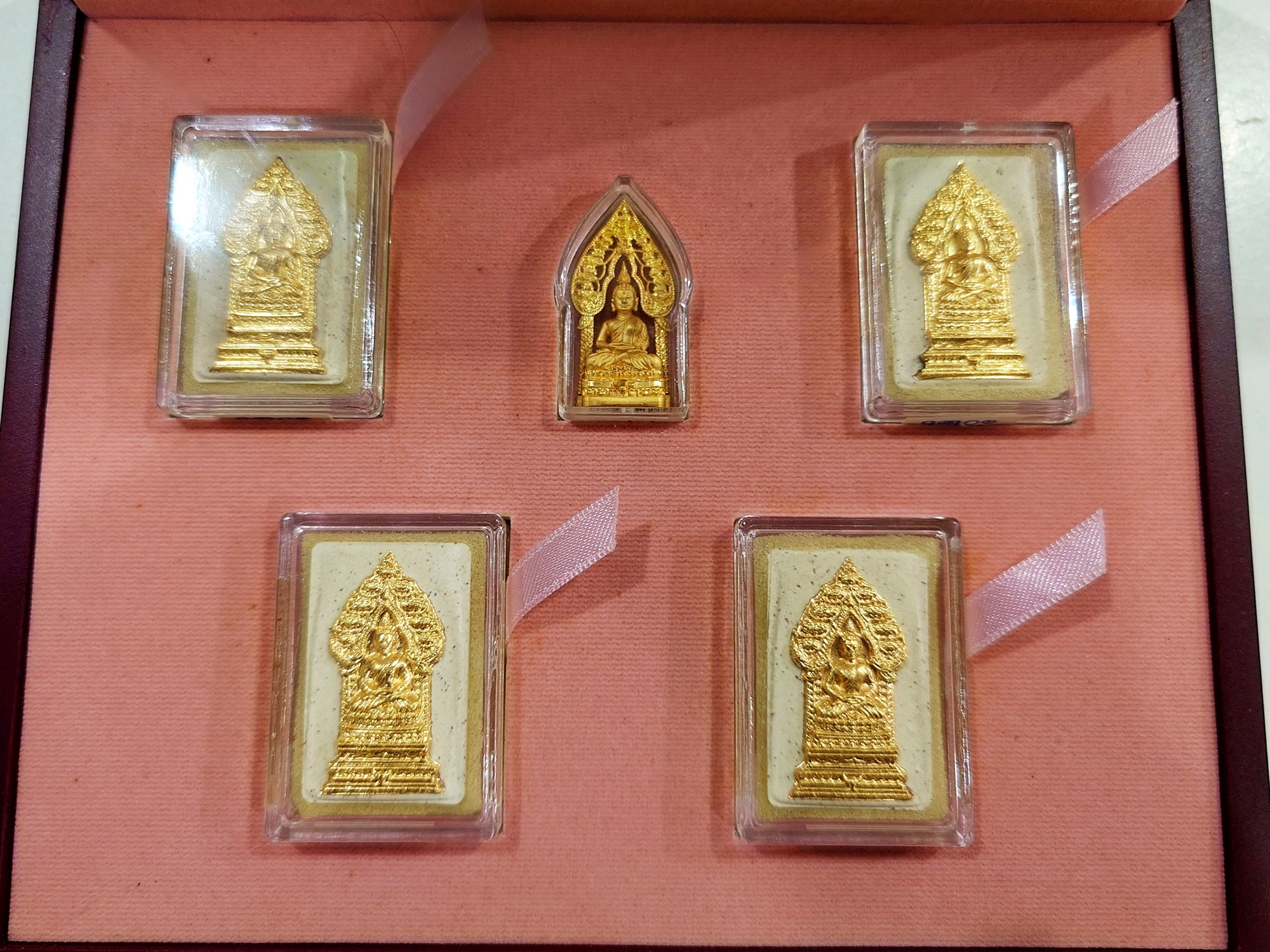 ชุดกรรมการ 5 องค์ พระกริ่งทองคำ 99.99% พระนิรันตราย (จำลอง) สองกษัตริย์ สมาคมนิสิตเก่าจุฬาลงกรณ์มหาวิทยาลัย ในพระบรมราชูปถัมภ์ จัดสร้าง ปี2552 พร้อมกล่องเดิมๆ สวยงาม