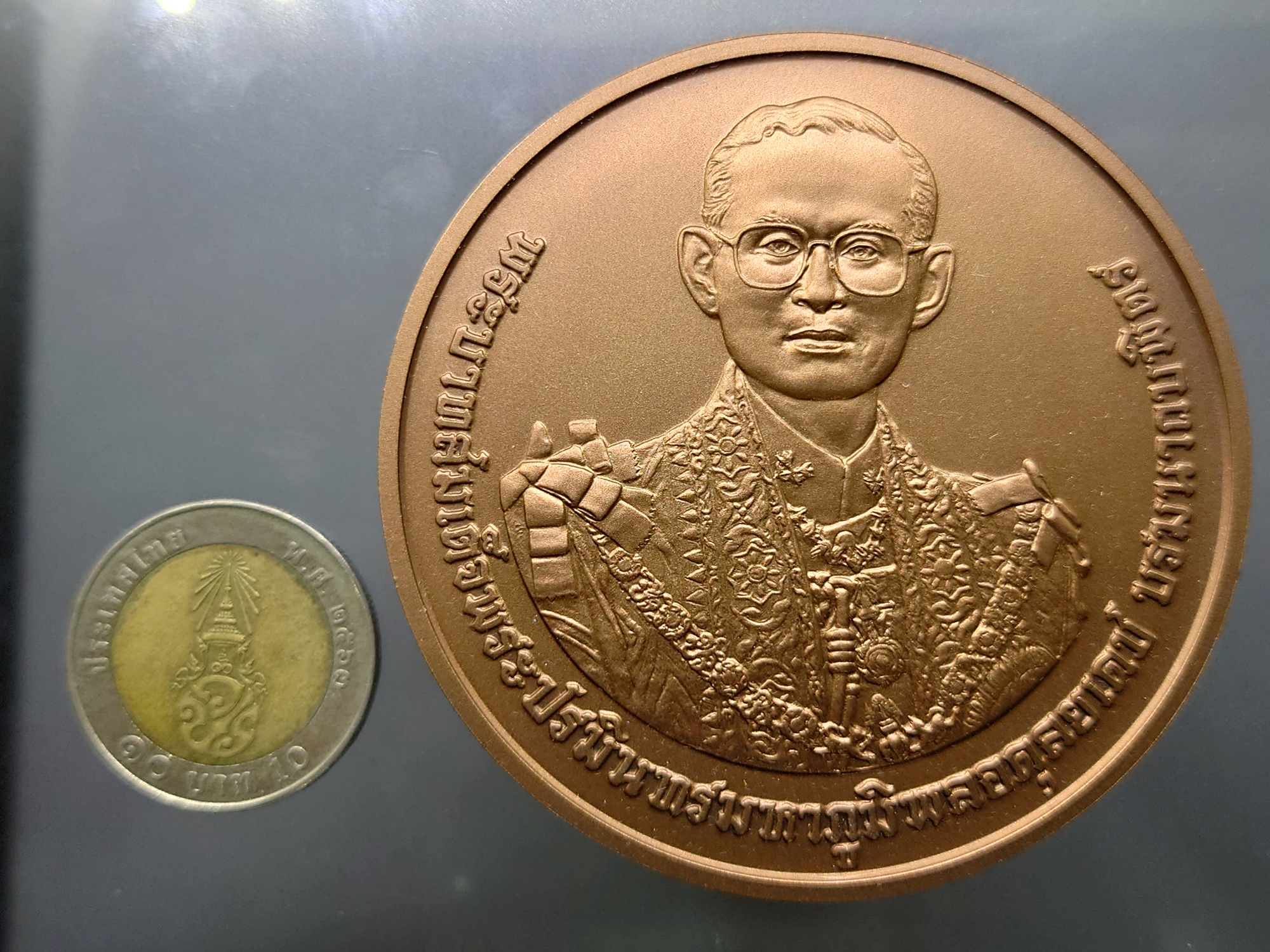 เหรียญทองแดงรมดำพ่นทราย ขนาด 7 ซม. ที่ระลึกพระราชพิธีถวายพระเพลิงพระบรมศพ รัชกาลที่9 พร้อมกล่อง ใบเซอร์