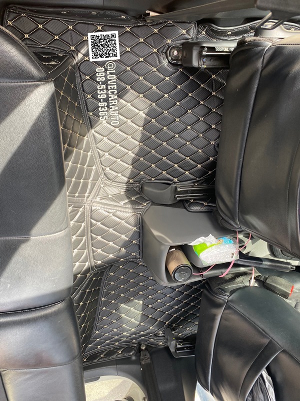 พรมปูพื้นรถยนต์ 6D Toyota Avanza โตโยต้า อแวนซ่า 2011 ลายเคฟล่าสีดำด้ายทอง 2แถว