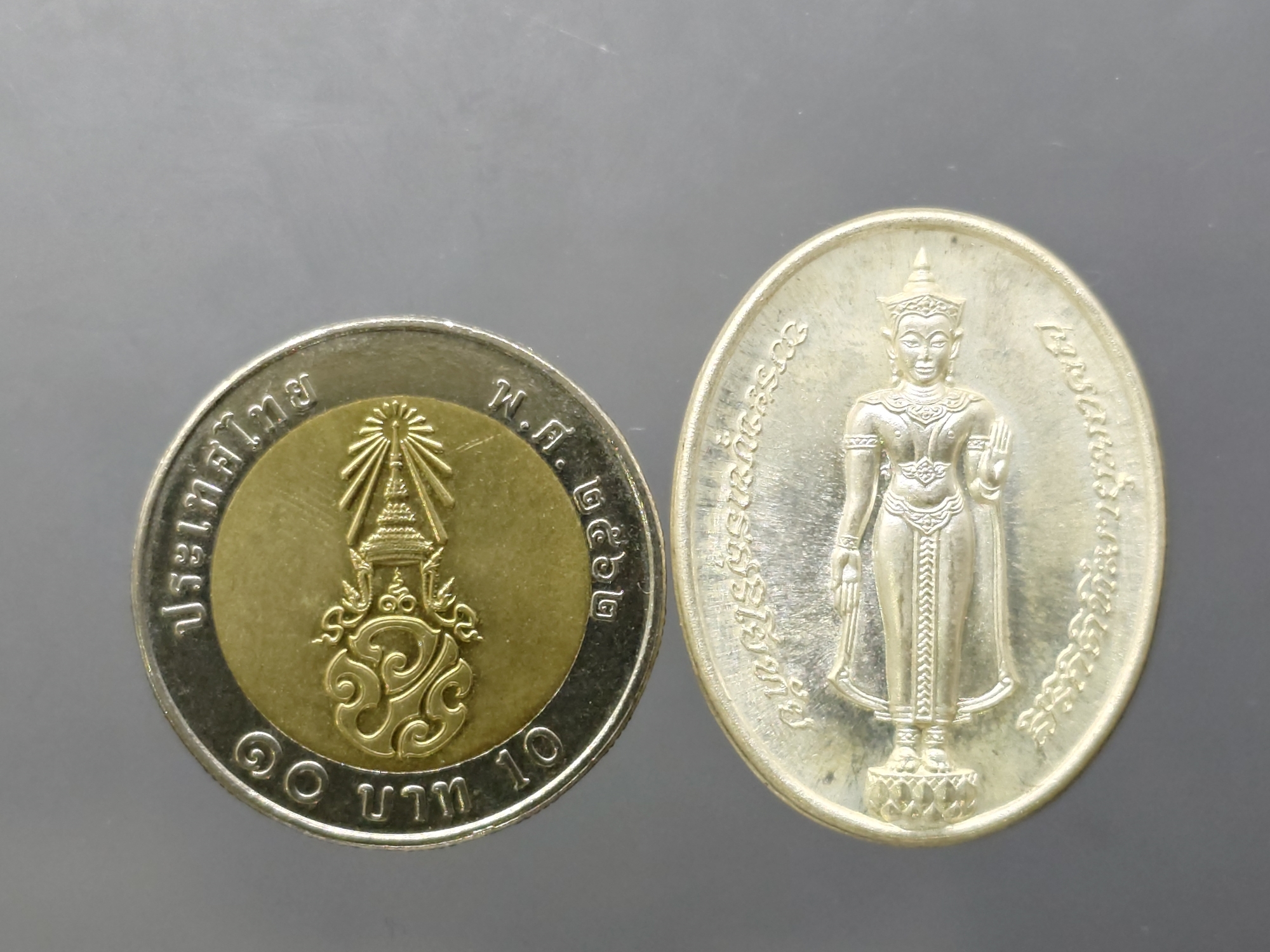 พระพุทธสุริโยทัยสิริกิติทีฆายุมงคล เนื้อเงิน หลังตราพระนามาภิไธยย่อ ส.ก ที่ระลึกพระราชพิธีสมโภชพระเจดีย์ศรีสุริโยทัย จ.อยุธยา ปี2534 ตลับเดิม