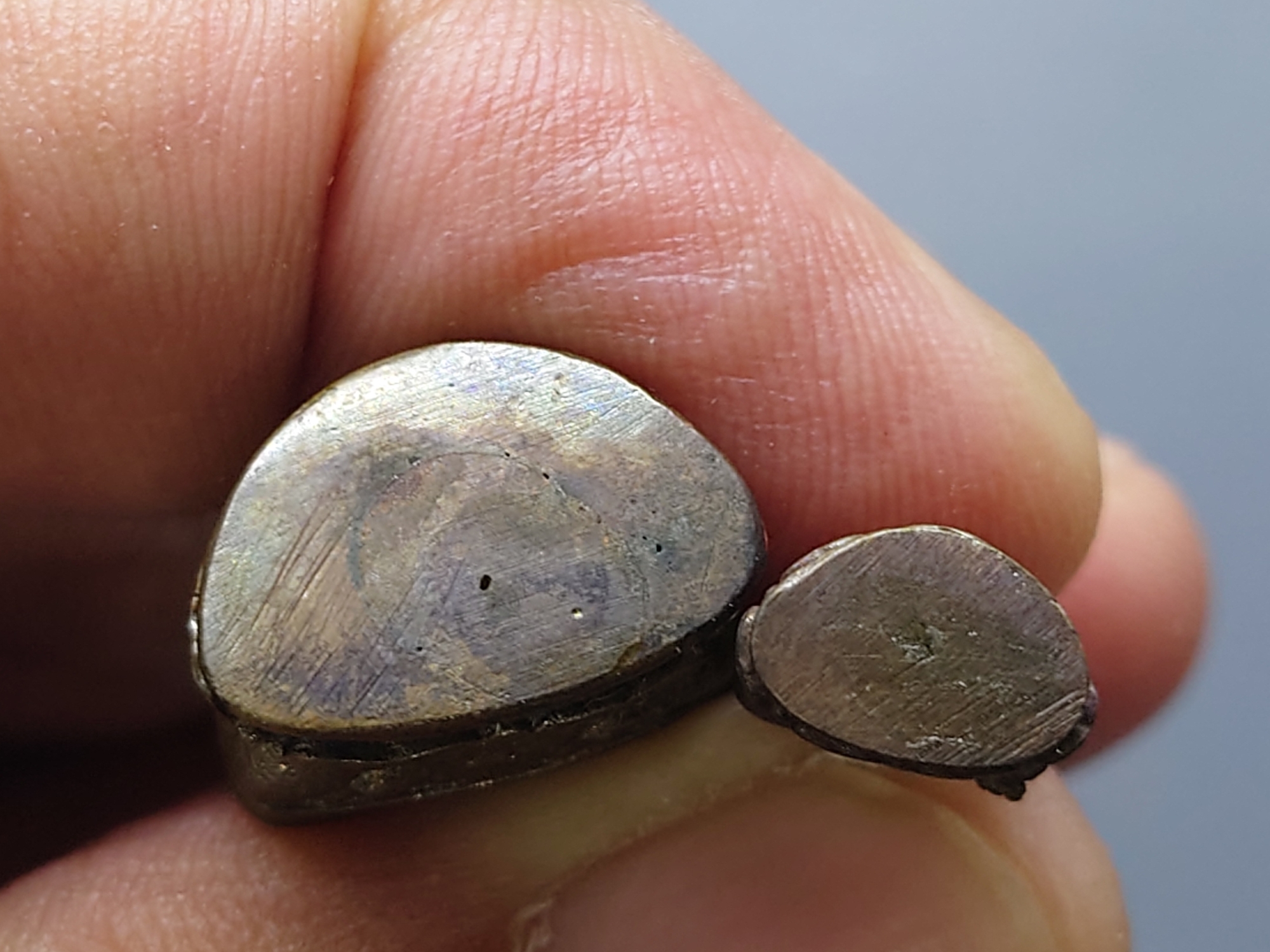 พระกริ่ง พระชัยวัฒน์ ไพรีพินาศ เนื้อโลหะรมดำ รุ่นพระชันษาครบ 100 ปี ญสส (รุ่นให้เช่าบูชาที่วัด) วัดบวรนิเวศวิหาร ปี2556 พร้อมตลับเดิม