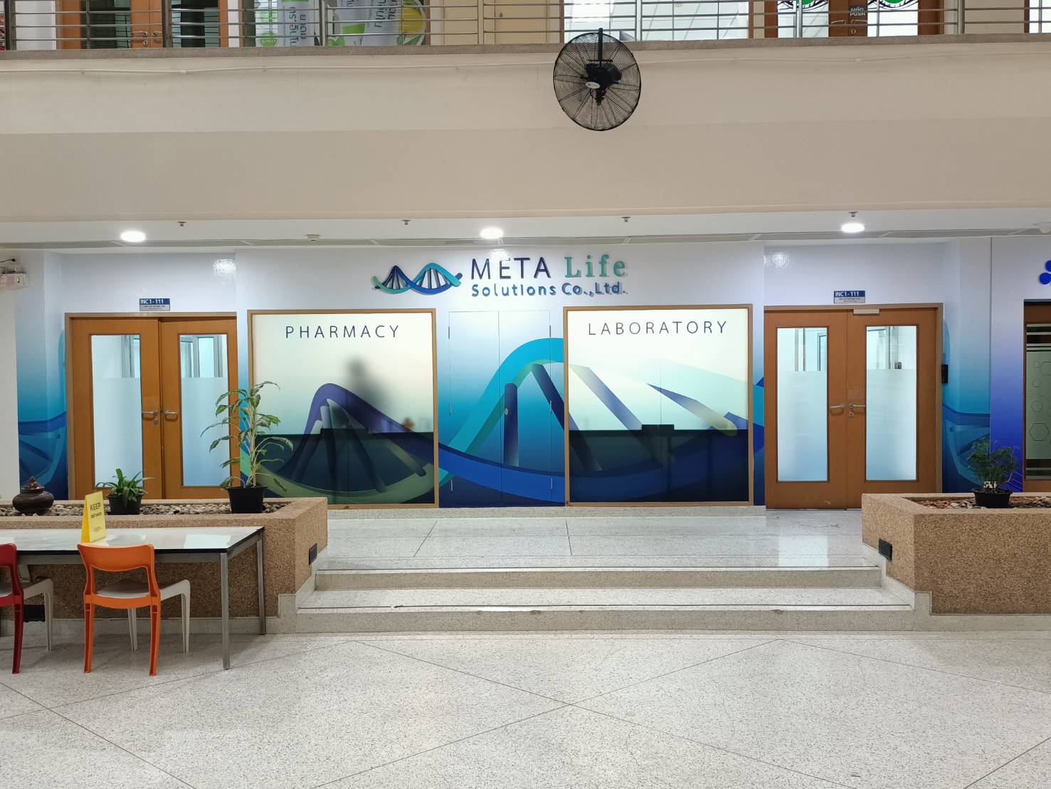 ป้ายอักษรโลหะทำสีติดสติกเกอร์ งานMETA LIFE