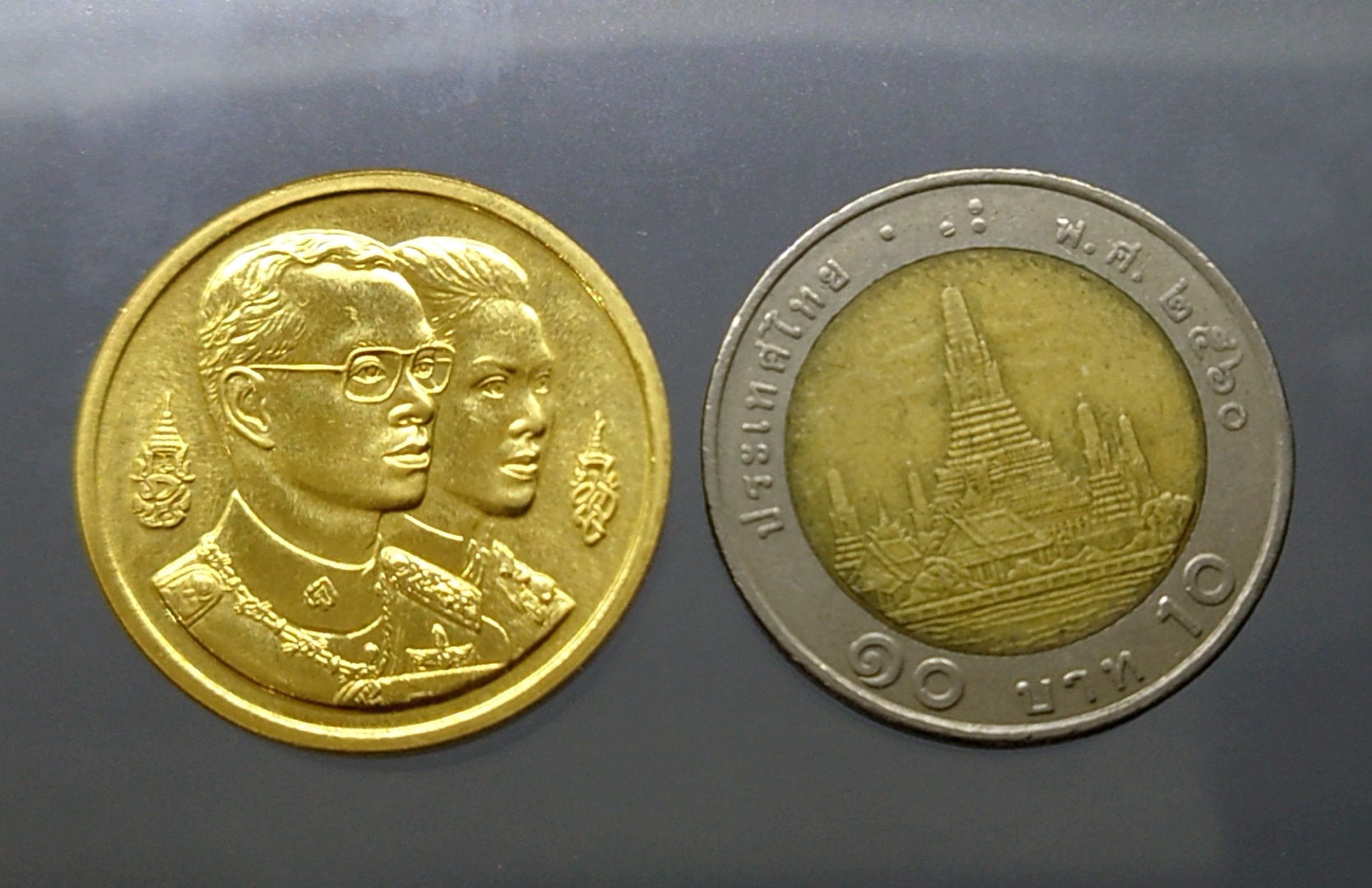 เหรียญพระมหาธาตุเจดีย์ ในหลวง-ราชินี เนื้อทองคำ ที่ระลึกมหามงคล 60 พรรษา ร9 (กองทัพอากาศสร้าง) พ.ศ.2530 พร้อมกล่องเดิม