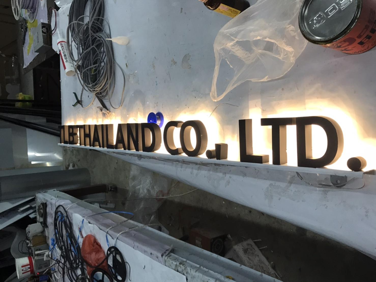 รับทำป้ายชื่อบริษัท ป้ายไฟชื่อบริษัท ป้ายไฟอักษรโลหะไฟออกหลัง งานTLB THAILAND CO TLD