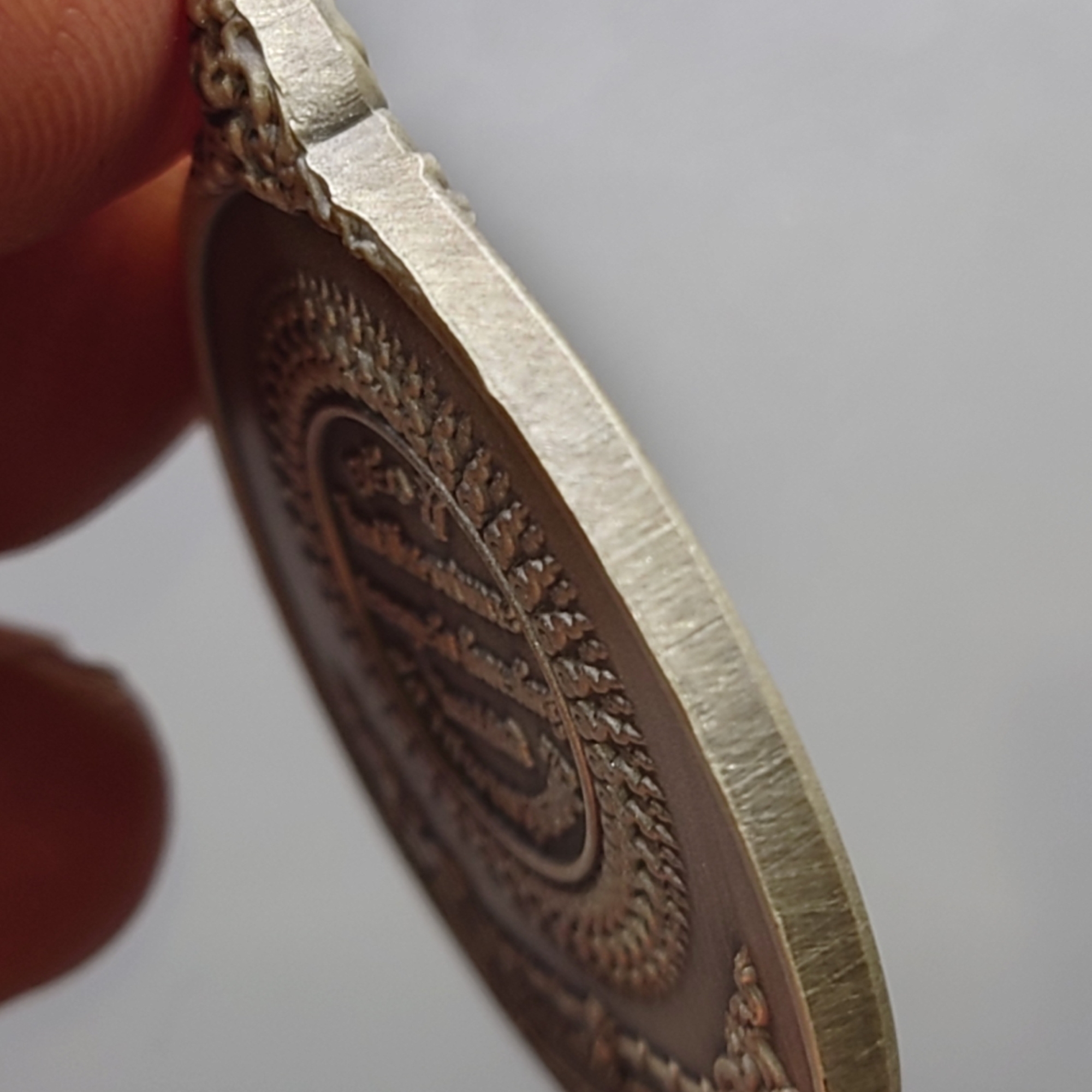 เหรียญพระเจ้าตากสิน 250 ปีสถาปนากรุงธนบุรี เนื้อเงินซาติน ตอกโคท รวย (ตรวจสอบแก้ไขแบบ โดย อ.เฉลิมชัย) โคท 100 วัดหงษ์รัตนารามฯ ปี2561 ตลับเดิม