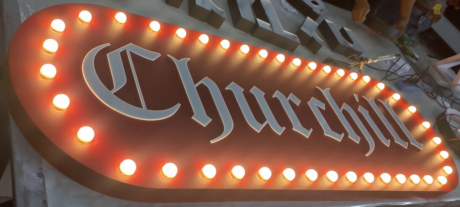 ป้ายไฟปิงปอง “Churchill” | ป้ายตัวอักษรนูนโทนคลาสสิก พร้อมกรอบหลอดไฟหัวกระสุน สไตล์อังกฤษวินเทจ