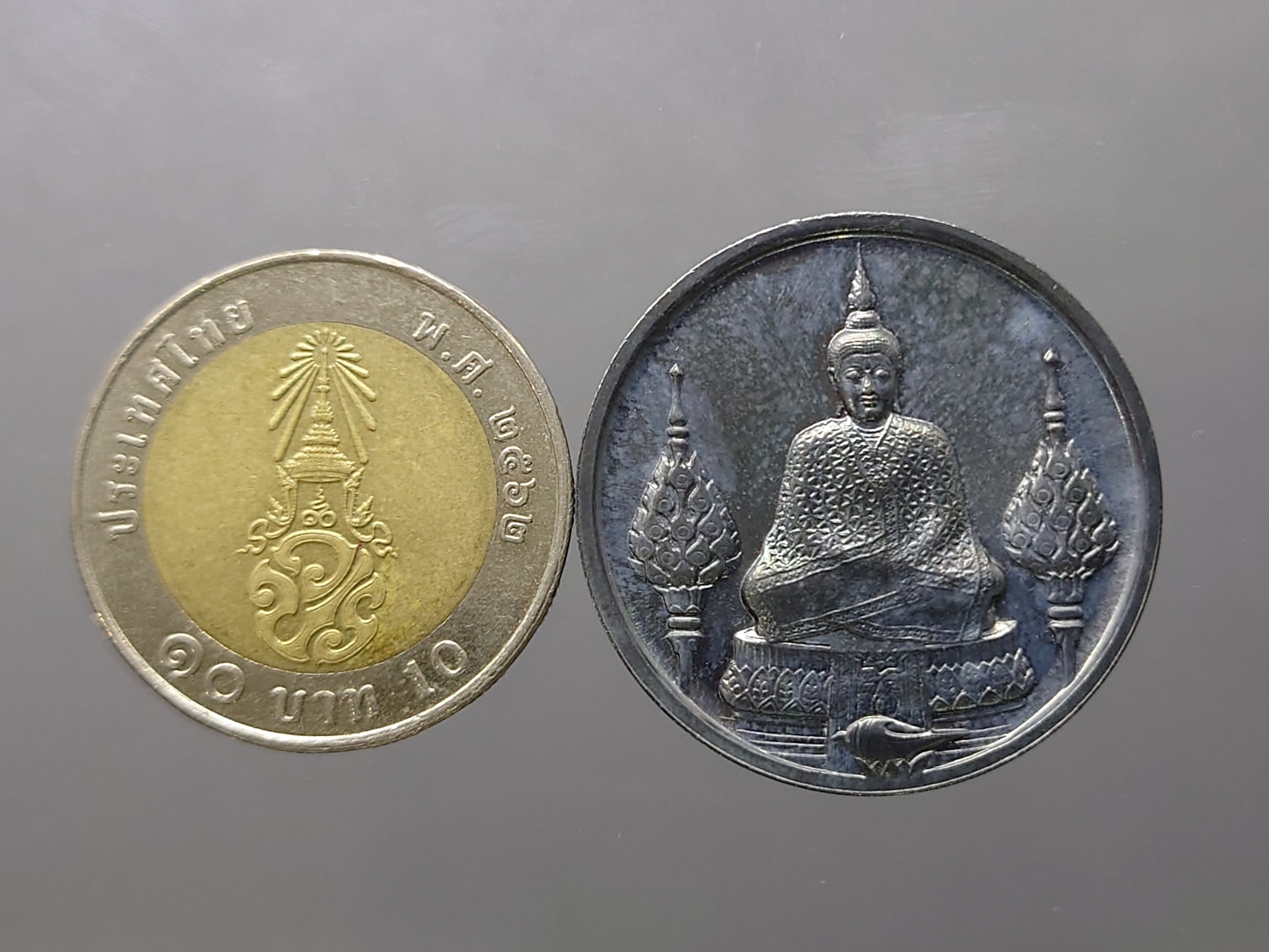 เหรียญพระแก้วมรกต ภปร รุ่นสอง ทรงเครื่องฤดูหนาว เนื้อเงิน ฉลองกรุงรัตนโกสินทร์ 200 ปี พ.ศ.2525 พร้อมกล่องเดิม